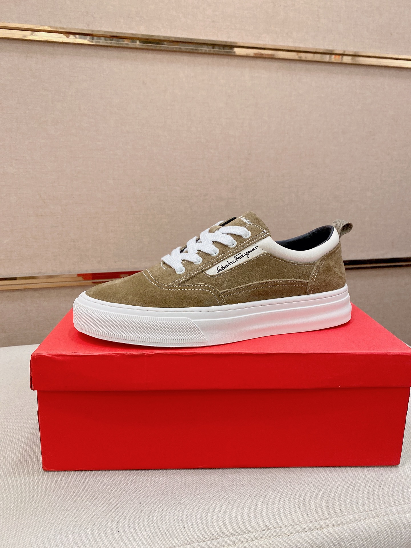 NO:829795,Ferragamo new model official website men's skateboard shoes synchronization model, the upper is made of imported grained cowhide, the latest brand elements G hardware pull-tab buckle, the latest Ferragamo official website shows a good atmosphere, the design is simple and the foot style is super versatile. The inner first layer of sheepskin. Original rubber sole, code number 38-44.,,ferragamo,gucci,cowhide,sheepskin19860909菲拉格幕新款 官网男士滑板鞋鞋同步款,鞋面选用进口粒面牛皮,最新品牌元素G家五金拉环扣,菲拉格慕官网最新 彰显不俗的气息,设计简约套脚款型 超级百搭 内里头层羊皮里.原版橡胶底,码数38-44.,,ferragamo,gucci,cowhide,sheepskin,Men's shoes