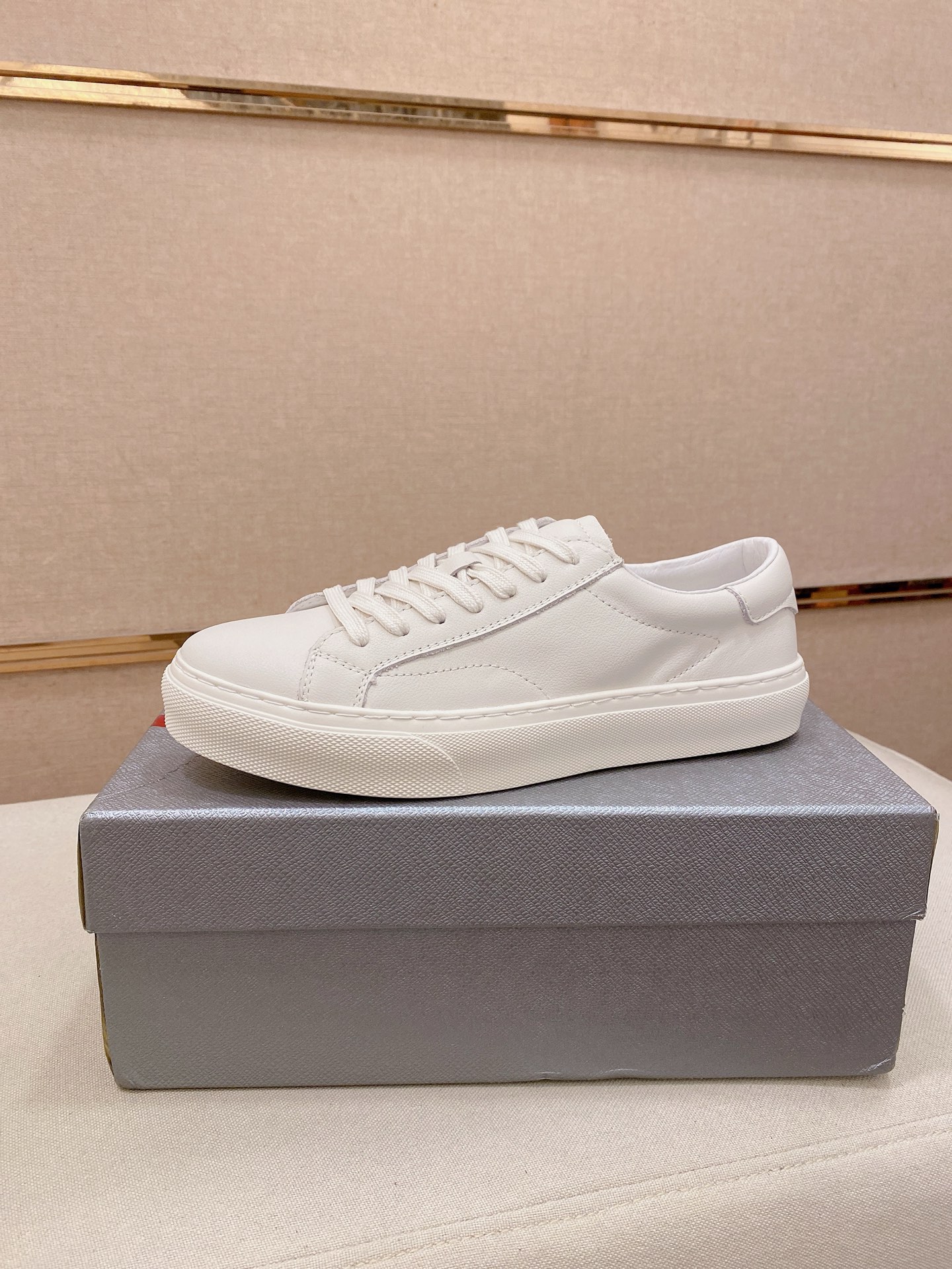NO:829815,: (Prada) The latest casual and fashionable men's shoes from the official website. The popular version is simple and elegant, exclusive for trendy men. The unique original decoration of the latest brand elements from the official website is fashionable and generous. The fabric is original cowhide and sheepskin lining. The official website specifies wear-resistant casual outsole. The classic model at the counter is shot in real life 38-44,, prada, cowhide, sheepskin19860909:(普拉达)官网最新款休闲时尚男鞋,爆款版型简洁大气,潮男专属.独有的官网最新品牌元素元素原版装饰,时尚又大方,面料原版牛皮羊皮内里,官网指定耐磨休闲大底,专柜经典款实物拍摄38-44,,prada,cowhide,sheepskin,Men's shoes