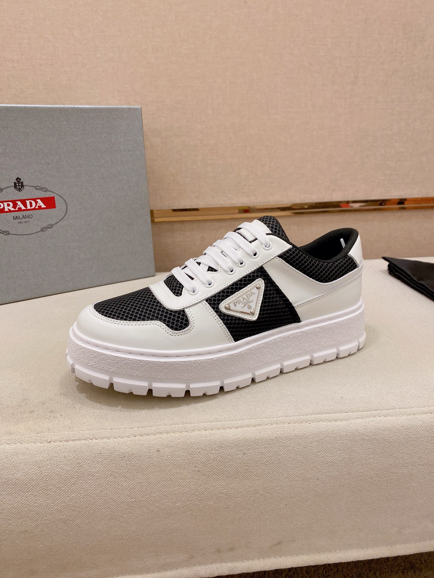 NO:829762,: [Prada～Prada] Trendy new models are on the market. The same style on the official website. Counter quality. Original matching. [Strong] [Strong] Imported selected first-layer cowhide. Comfortable and breathable sheepskin lining. Fine workmanship. The upper layer of material is made of pure cowhide. Original last shape. Comfortable on the foot. Shoe size 38 to 44,, prada, prada, cowhide, sheepskin19860909:【Prada～普拉达】潮流新款上市 官网同款 专柜品质 原版搭配 [强][强]进口精选头层牛皮.舒适透气羊皮内里 做工精细 用料上层 纯牛皮打造 原版楦型 上脚舒适 鞋码38到44,,prada,prada,cowhide,sheepskin,Men's shoes