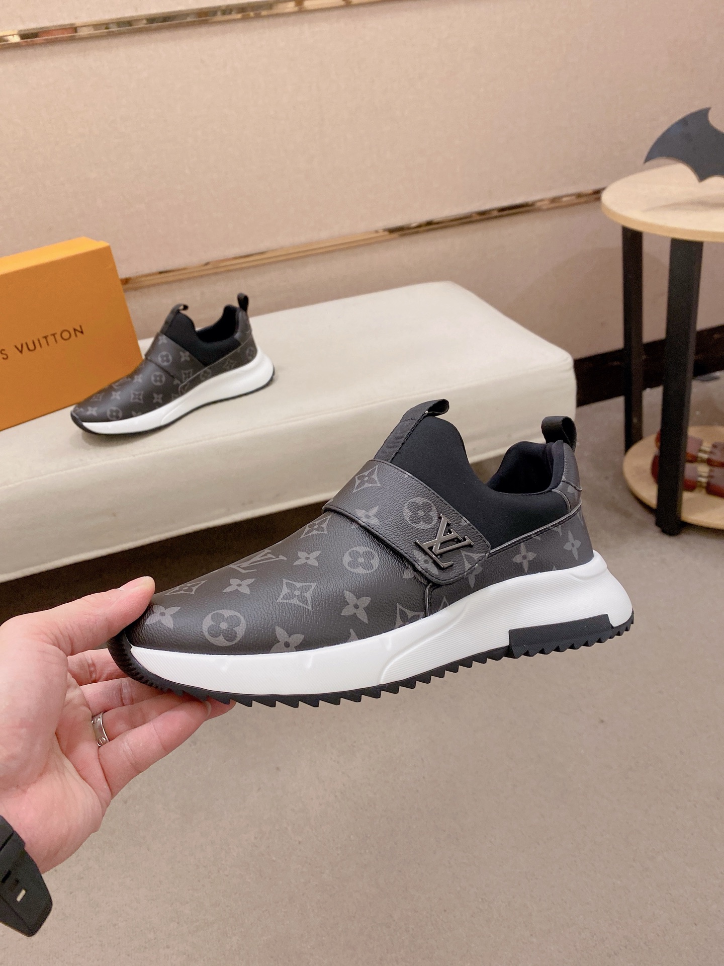LV Style Men's Shoes style reference detail image 3 from source 780826