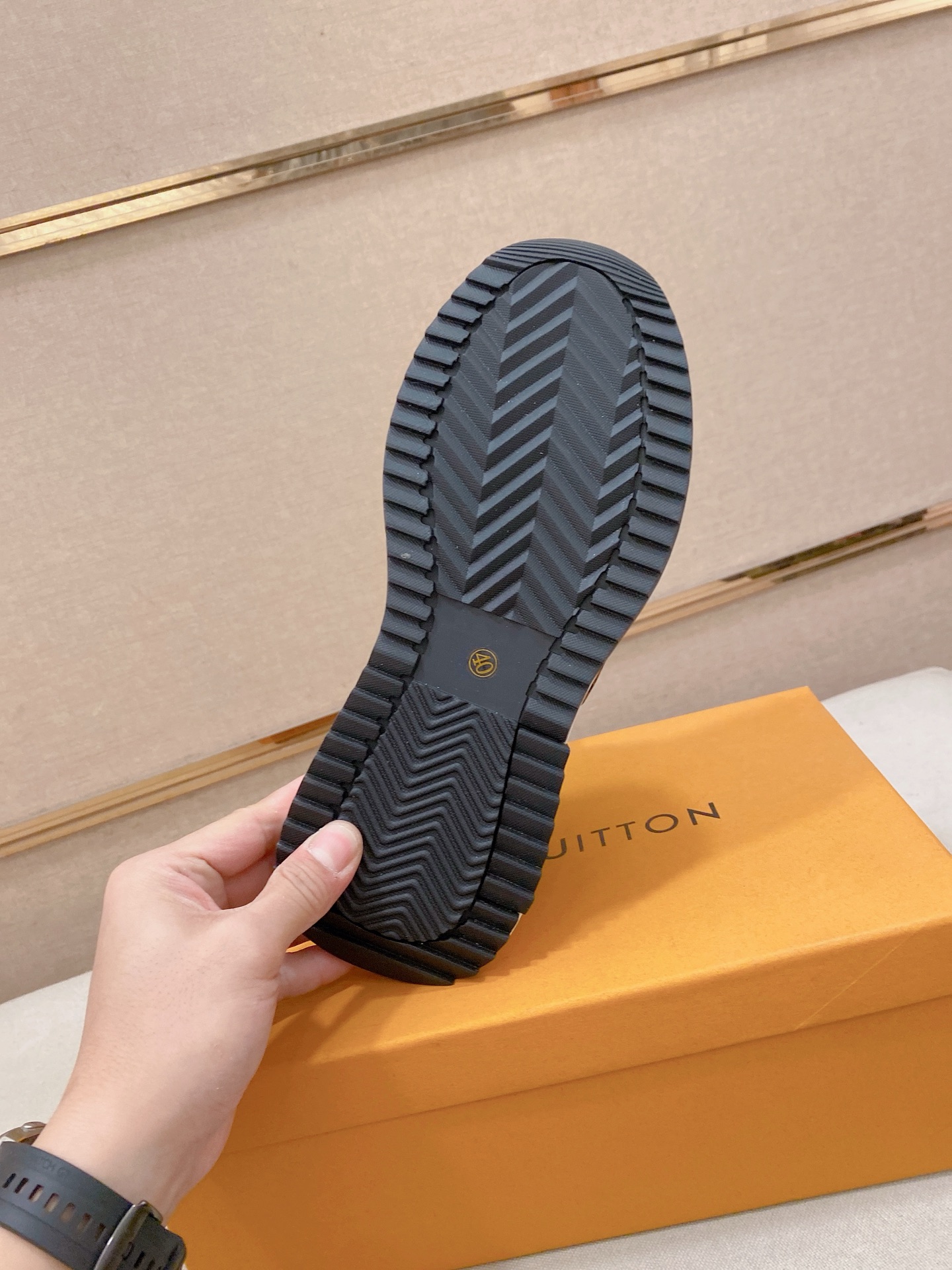 LV Style Men's Shoes style reference detail image 9 from source 780826