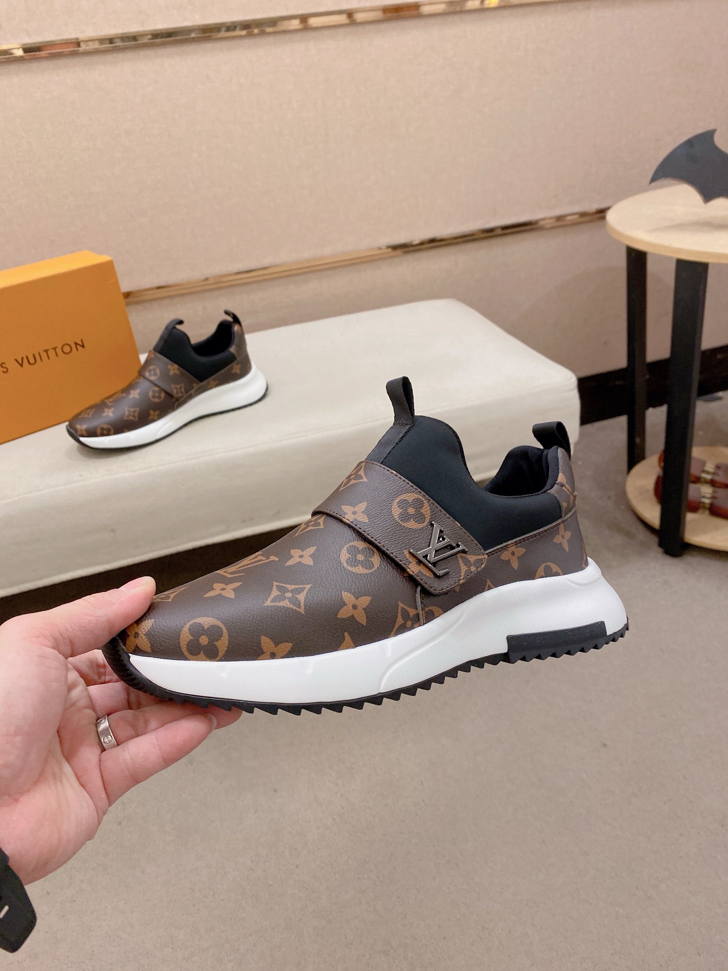 LV Style Men's Shoes style reference detail image 3 from source 780827