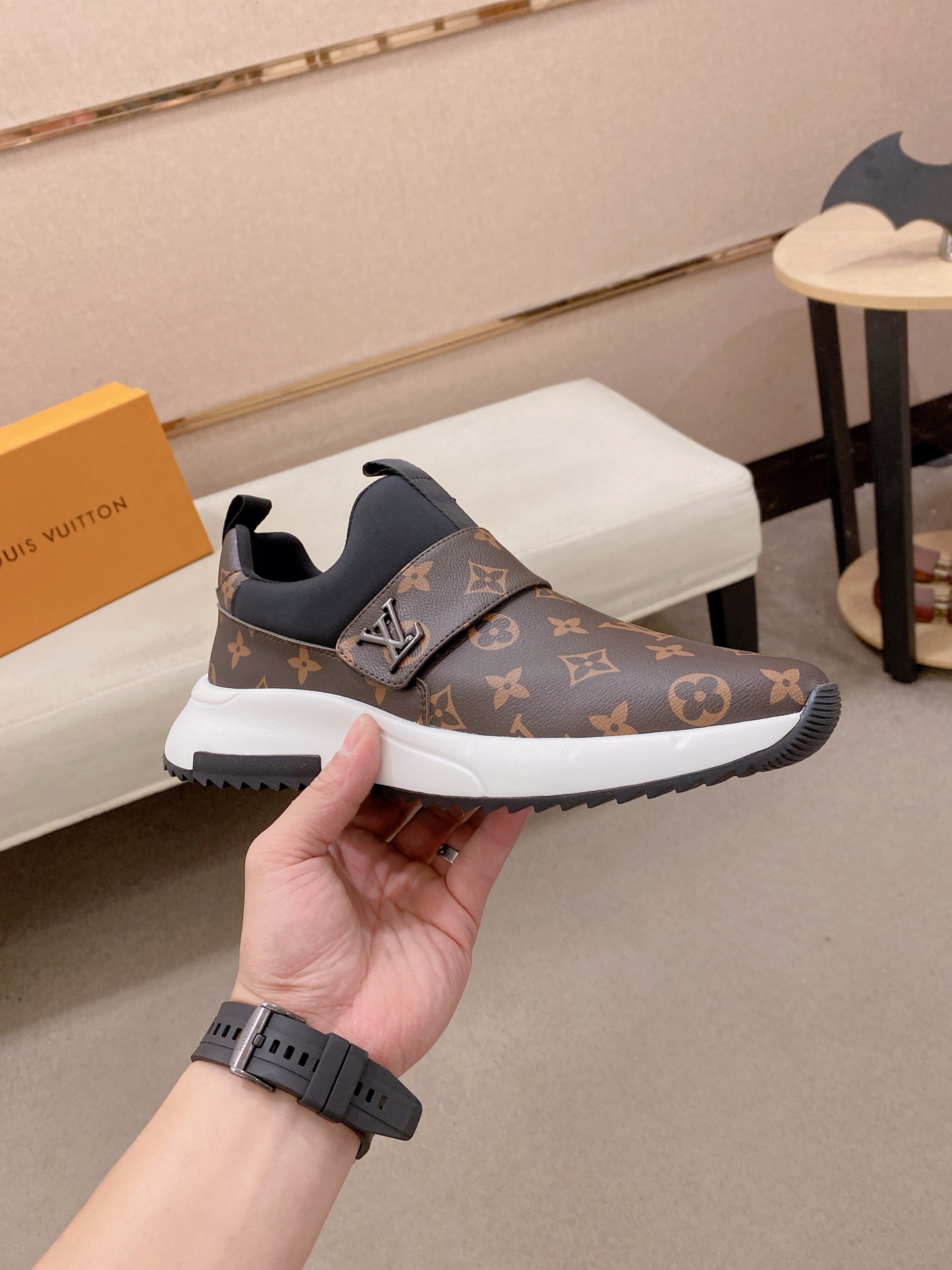 LV Style Men's Shoes style reference detail image 4 from source 780827