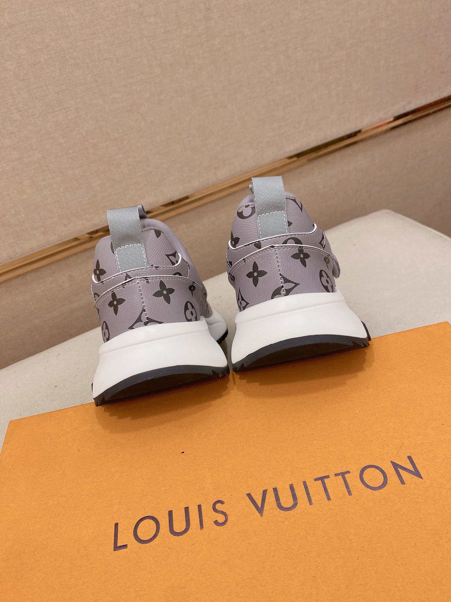 LV Style Men's Shoes style reference detail image 8 from source 780828