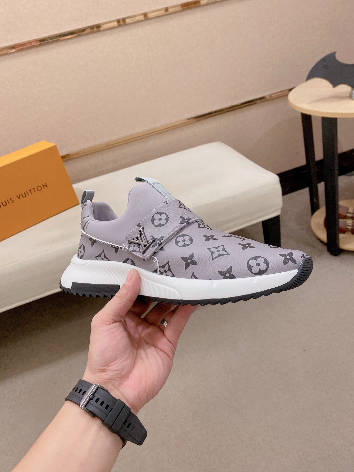 LV Style Men's Shoes style reference detail image 4 from source 780828