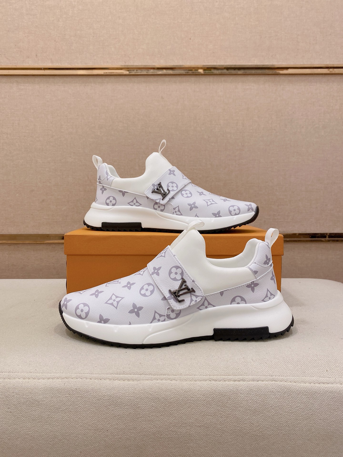 LV Style Men's Shoes style reference detail image 7 from source 780829