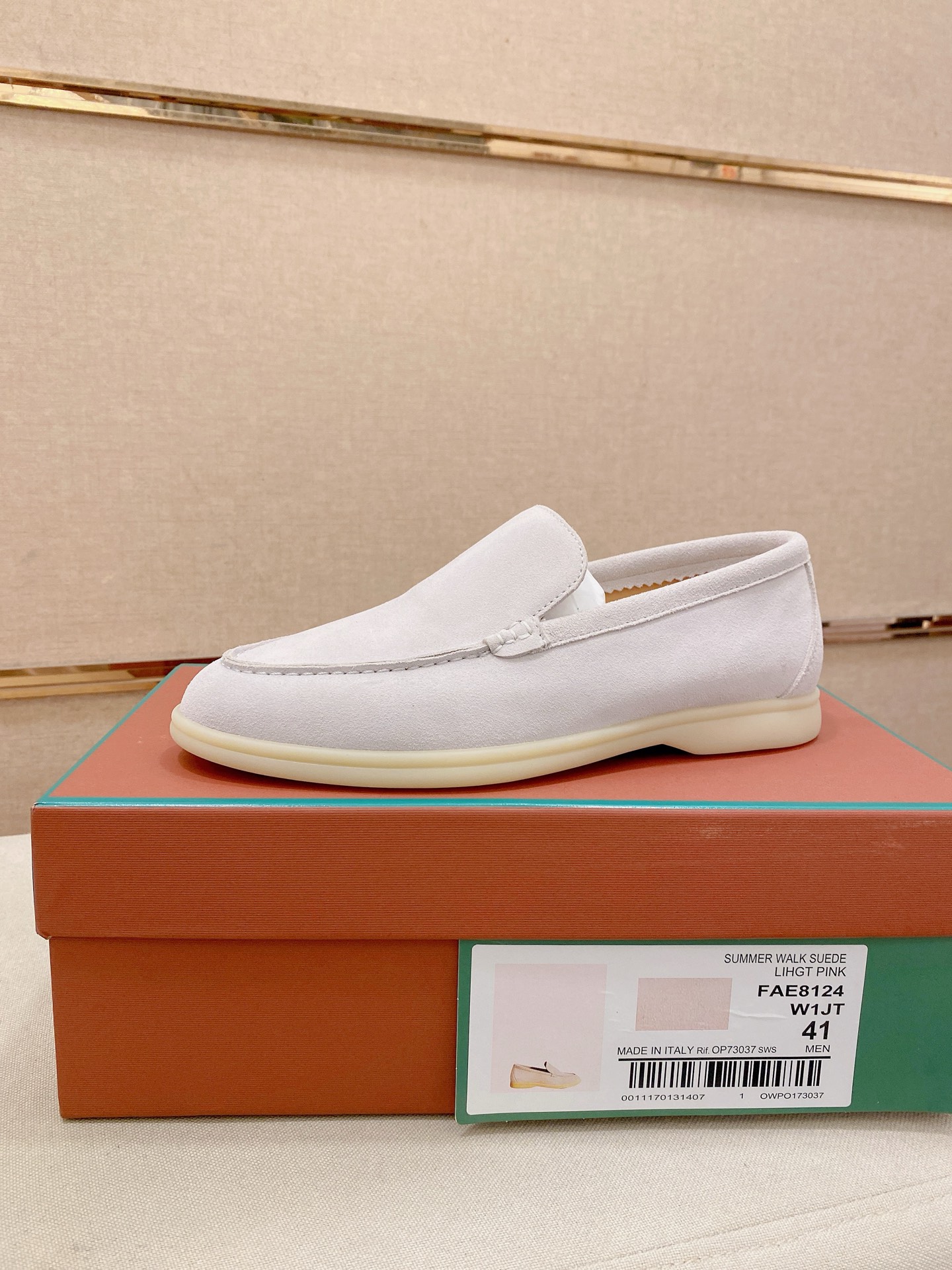 NO:834426,: lp classic loafers, Italian treasure brand, the only brand that can match Hermès!  Only after wearing it do we know that we can’t live up to our feet. The upper is imported cashmere, and the water-dyed cowhide lining is cowhide for the feet. Official original glass rubber outsole and pendant. Exclusive original packaging (branded paper outer box handbag with tag), code size 38-45.,, hermes, loro piana, loafers, cowhide19860909:  lp经典乐福鞋,意大利宝藏品牌,唯一能和爱马仕匹配的品牌！穿了才知道不能辜负我们的双脚,鞋面进口小羊绒,水染牛皮内里牛皮垫脚 官方原版玻璃胶大底、吊坠.独家原版包装（吊牌品牌纸外盒手提袋）码数38-45.,,hermes,loro piana,loafers,cowhide,Men's shoes