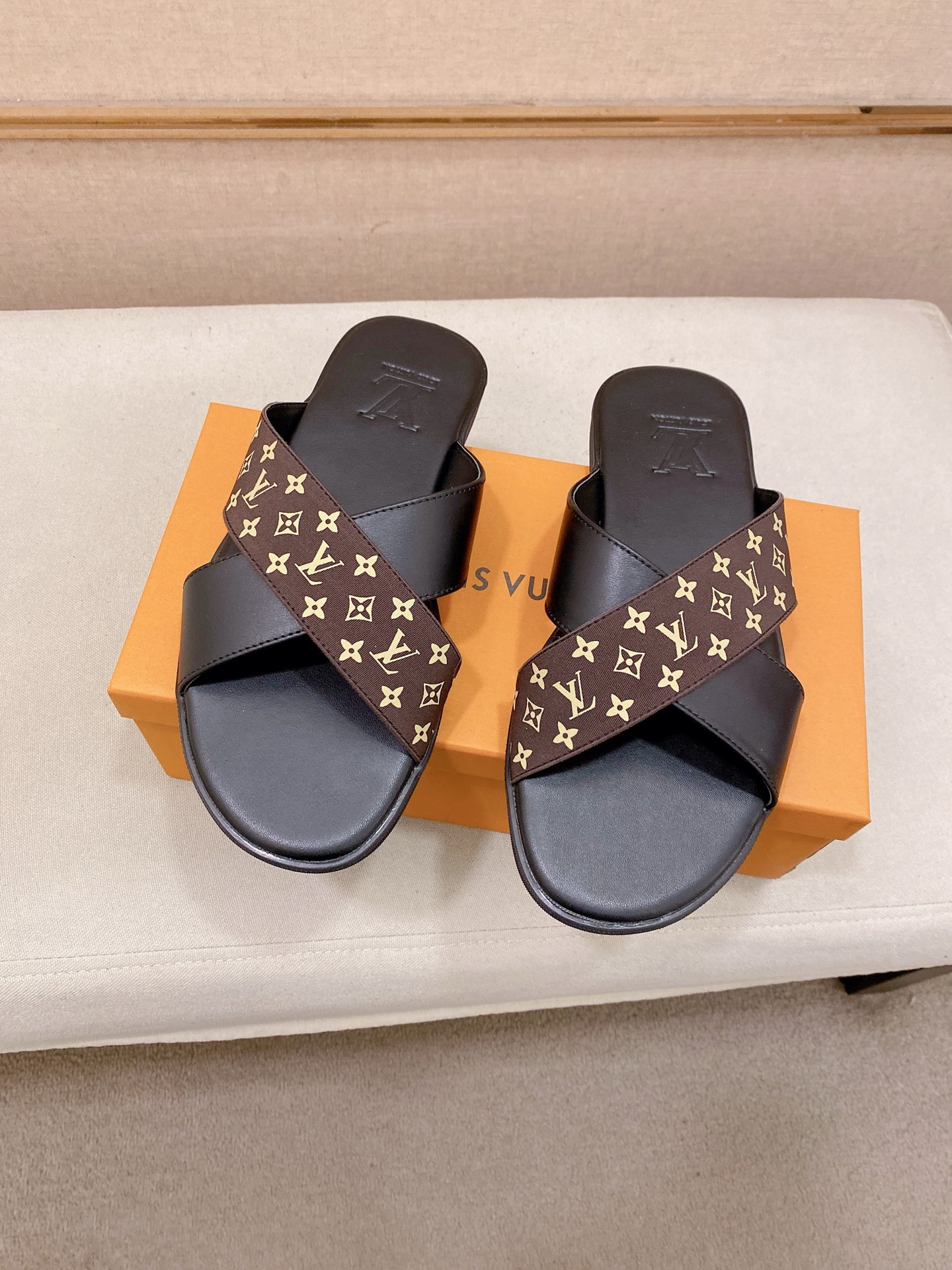 LV Style Leather Men's Shoes style reference detail image 6 from source 780874