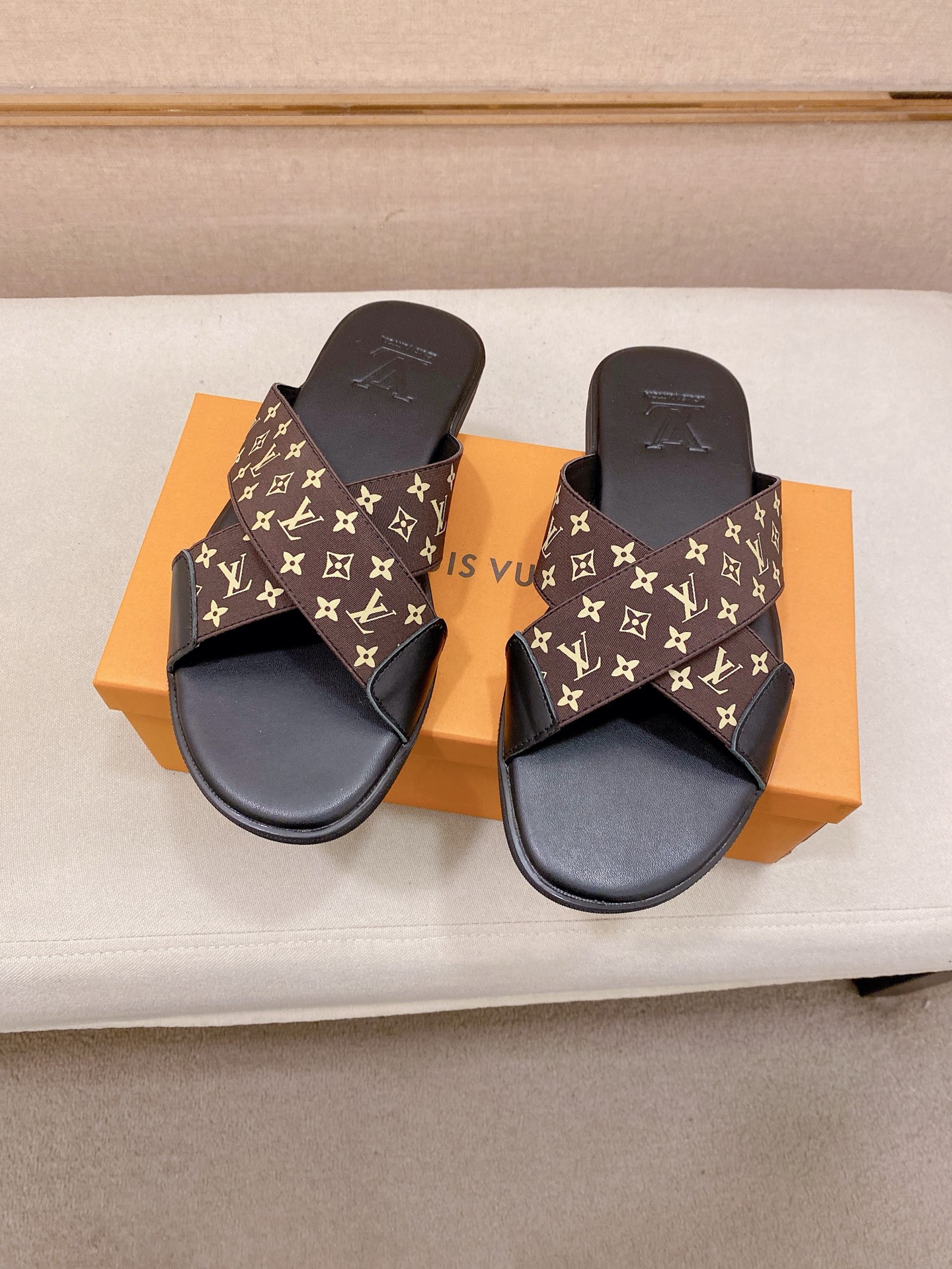 LV Style Leather Men's Shoes style reference detail image 6 from source 780877