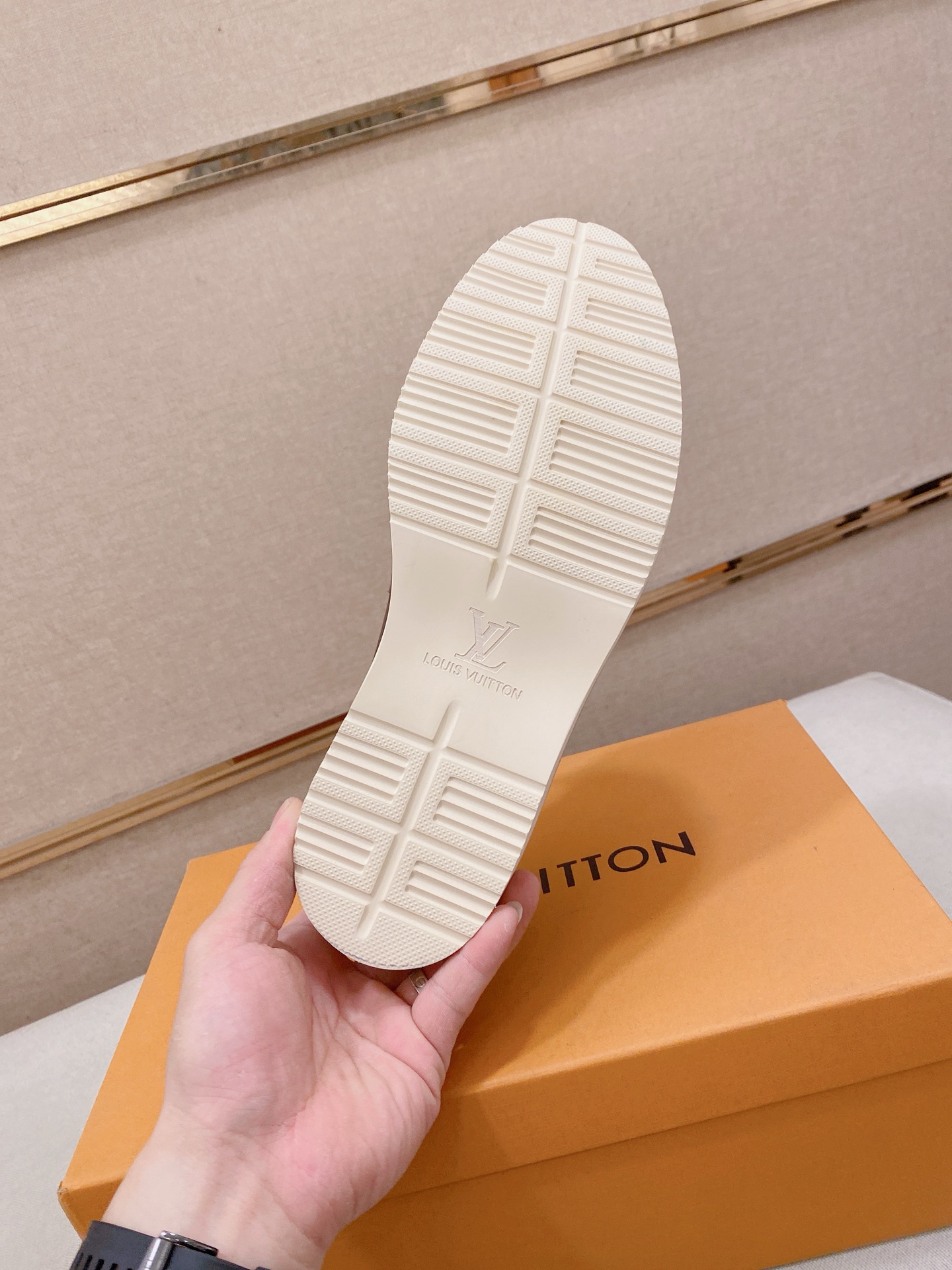 LV Style Leather Men's Shoes style reference detail image 9 from source 780884