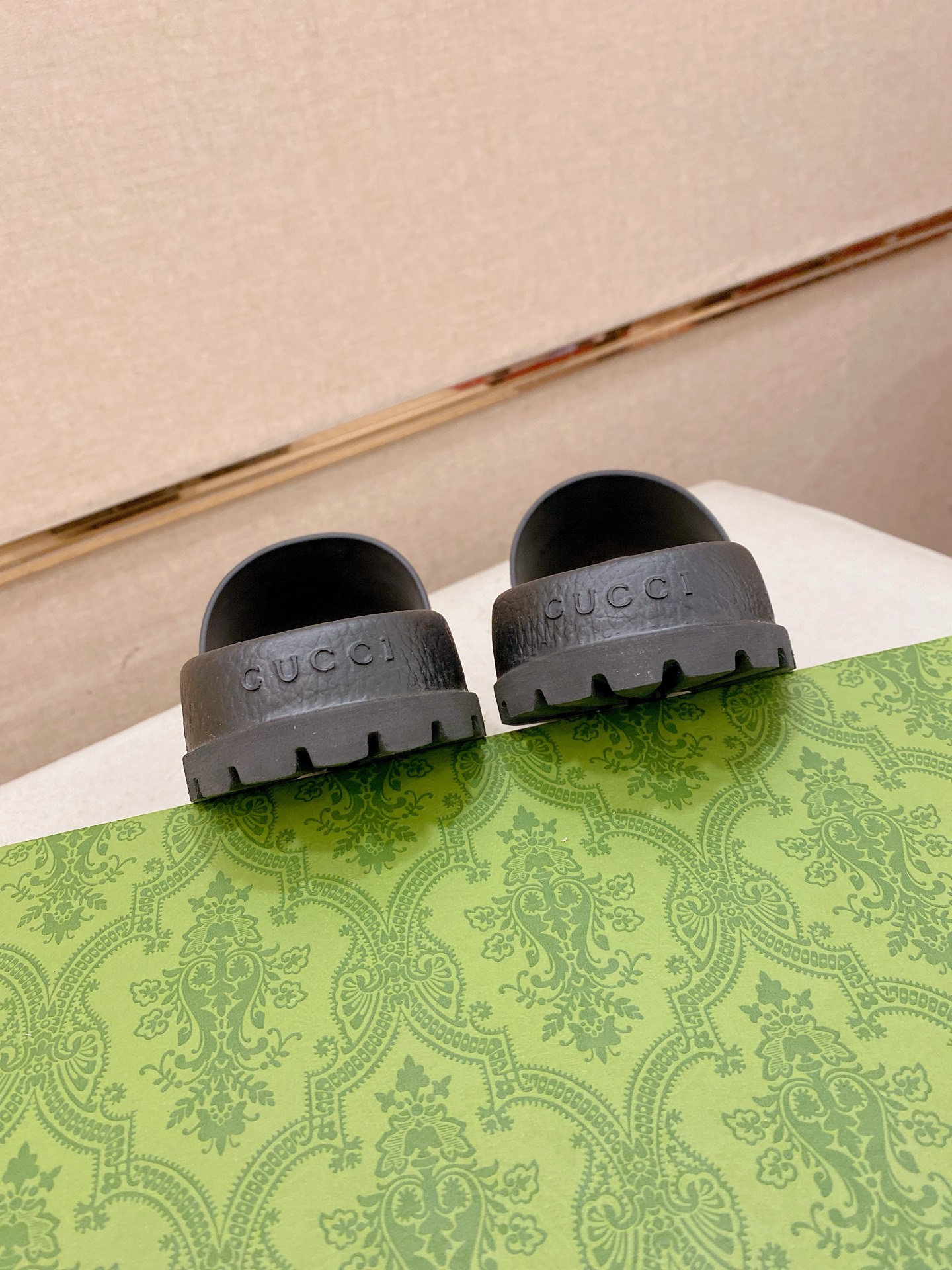 Gucci Style Men's Shoes style reference detail image 8 from source 781363
