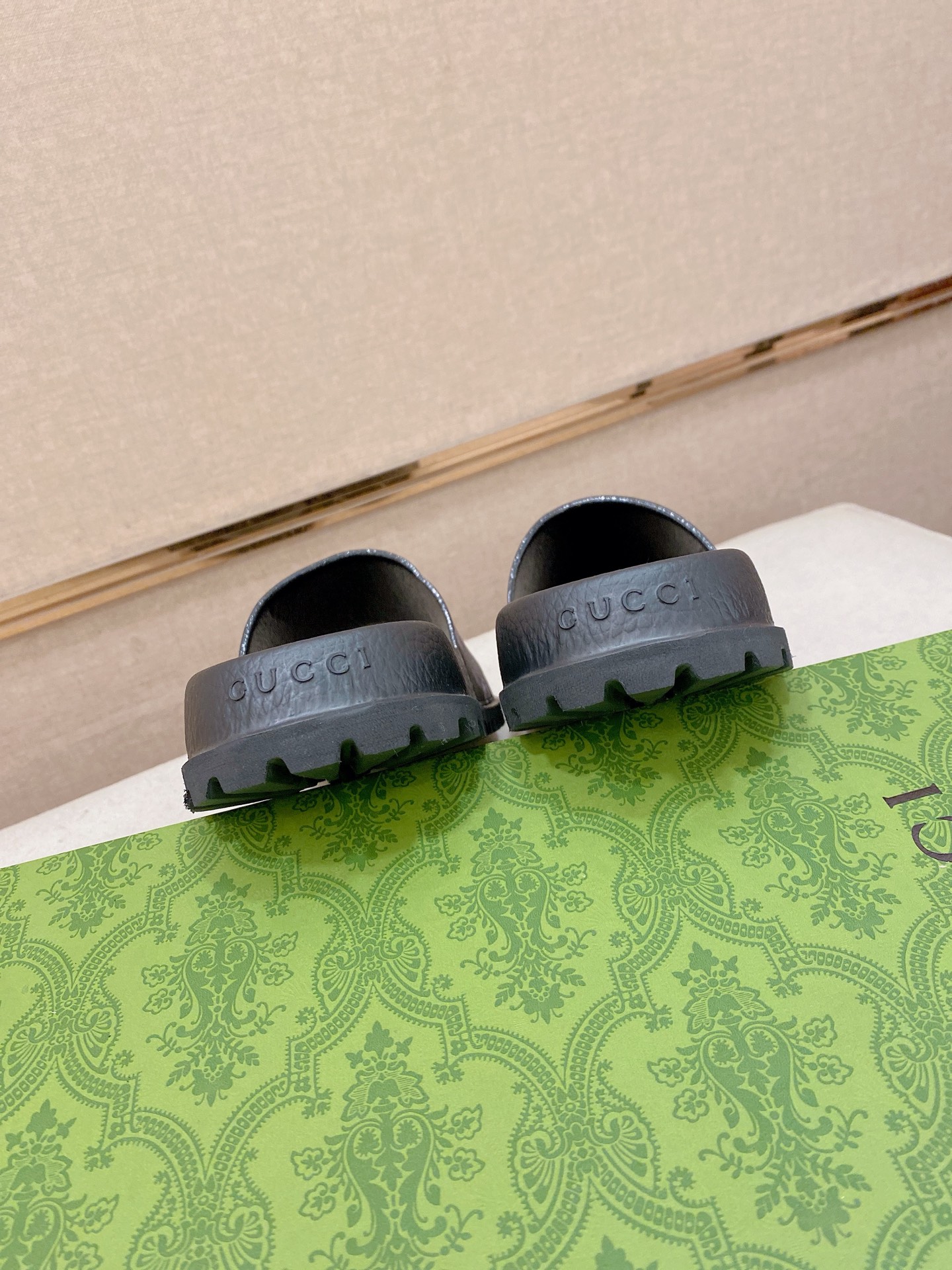 Gucci Style Men's Shoes style reference detail image 8 from source 781374