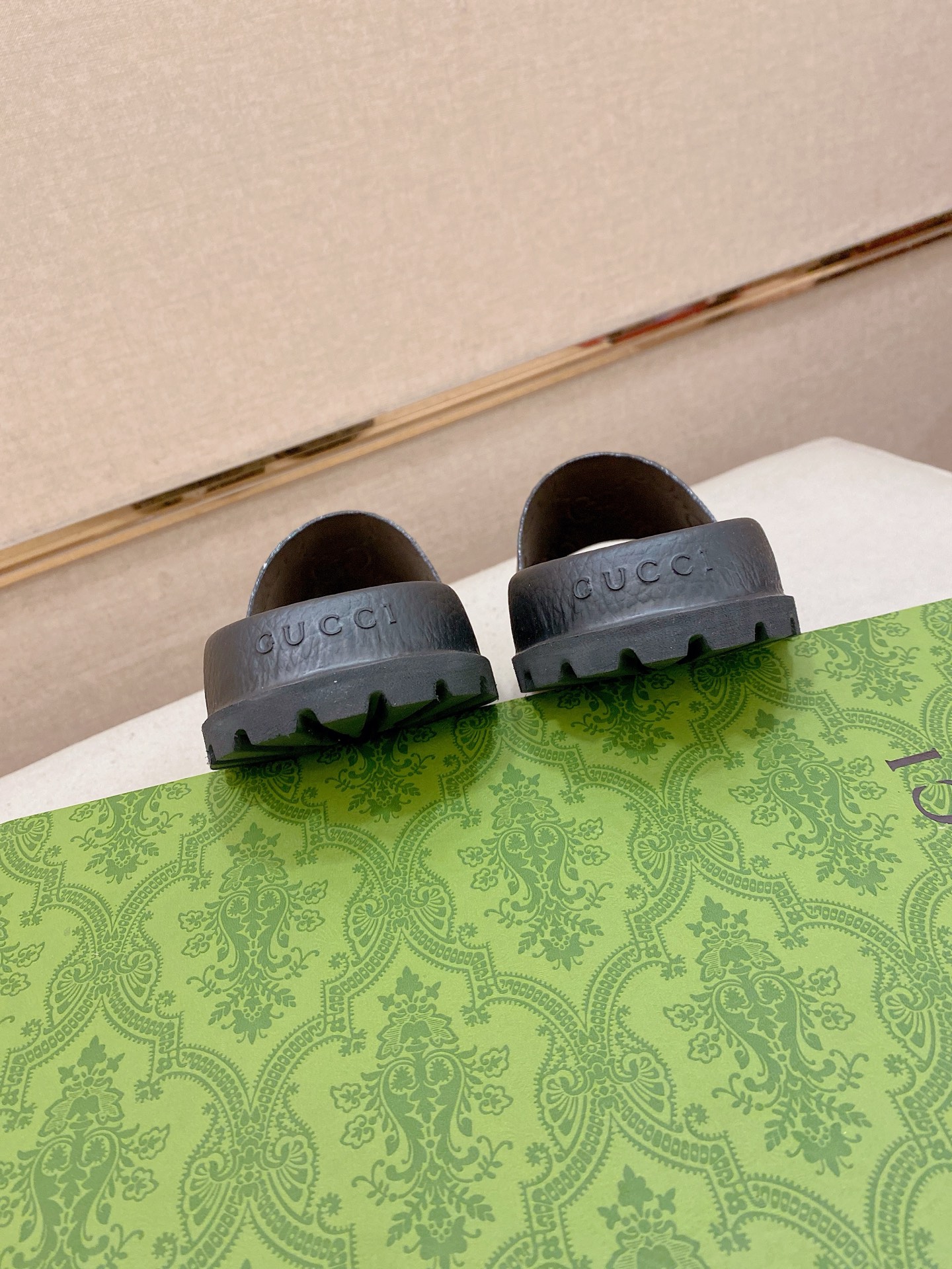 Gucci Style Men's Shoes style reference detail image 8 from source 781381