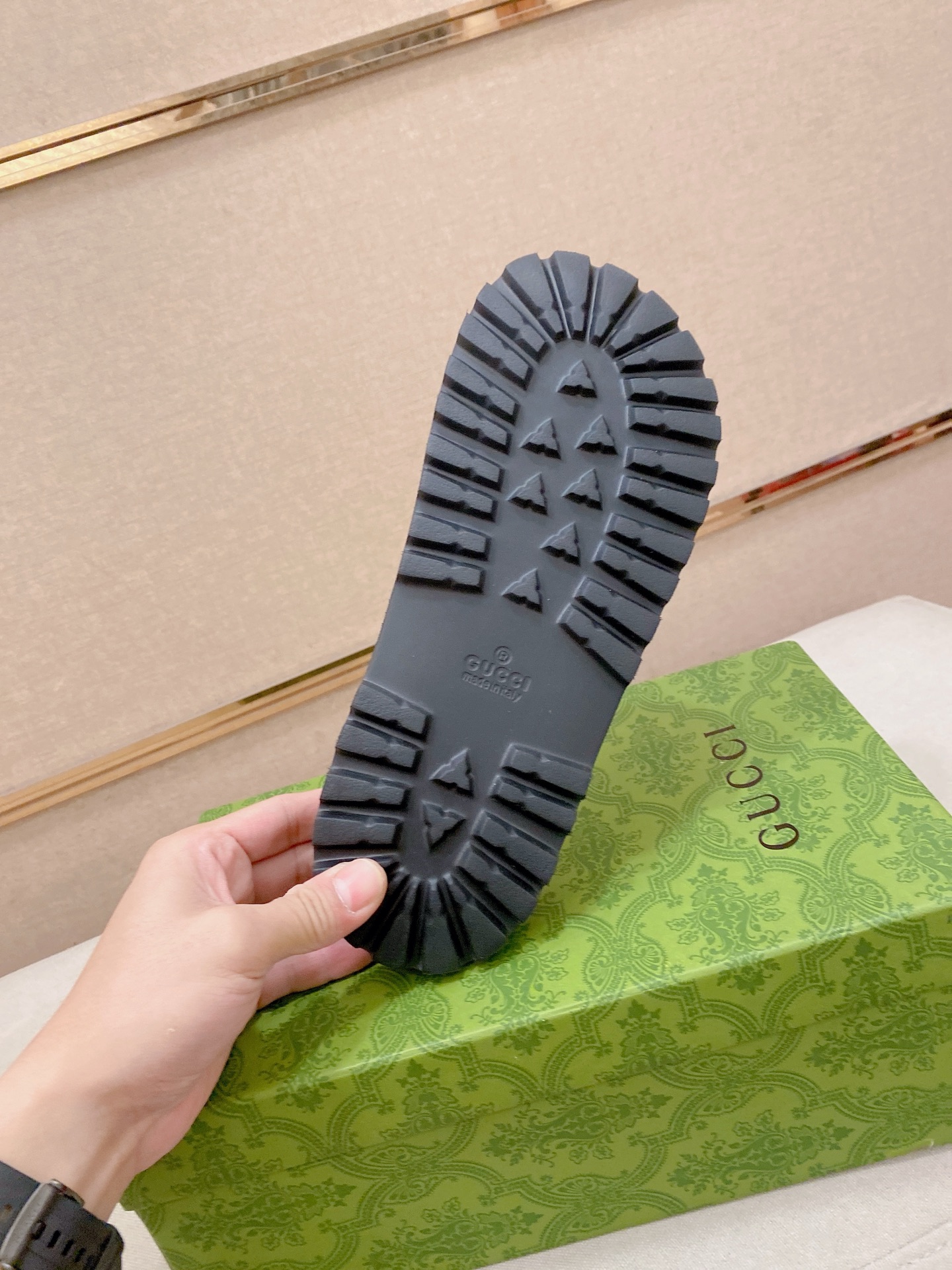 Gucci Style Men's Shoes style reference detail image 9 from source 781381