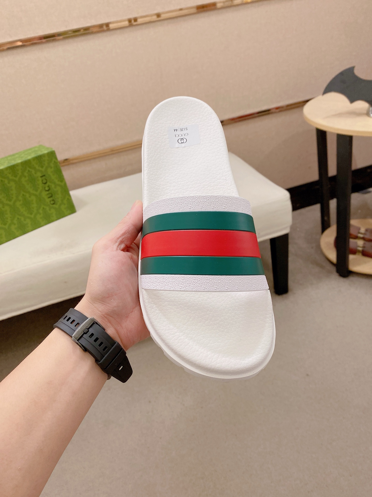 Gucci Style Men's Shoes style reference detail image 4 from source 781388