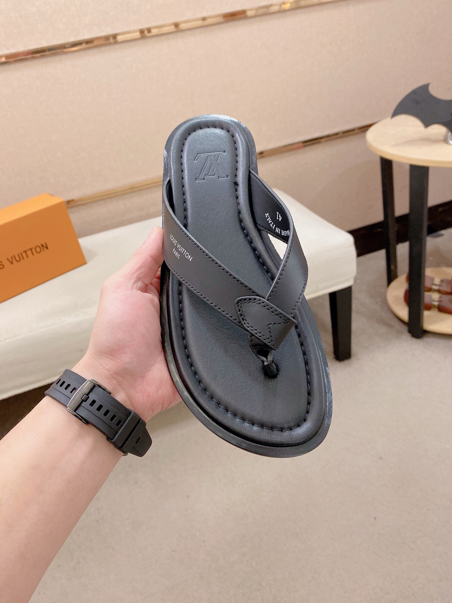 LV Style Men's Shoes style reference detail image 2 from source 780911