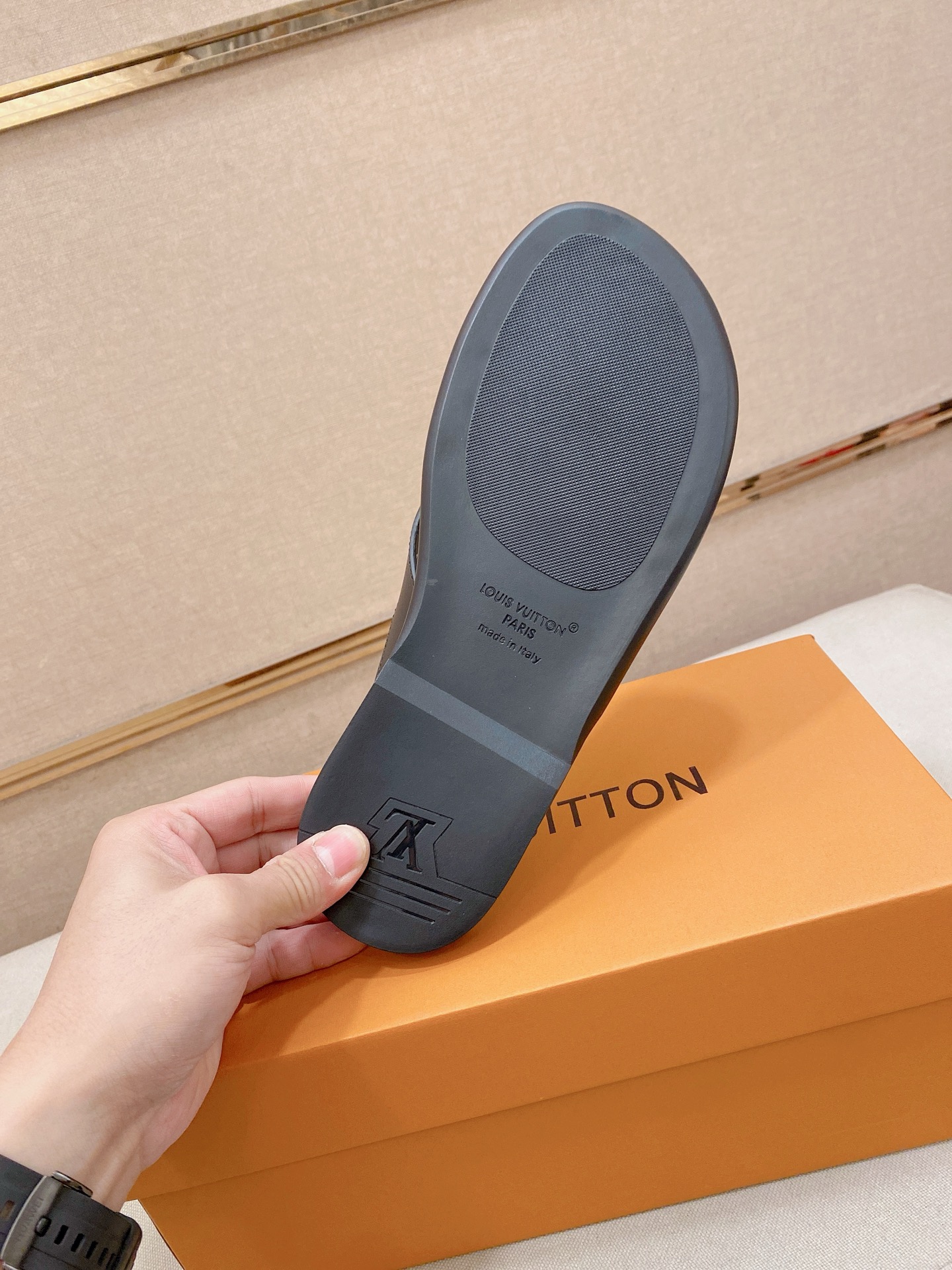 LV Style Men's Shoes style reference detail image 8 from source 780913