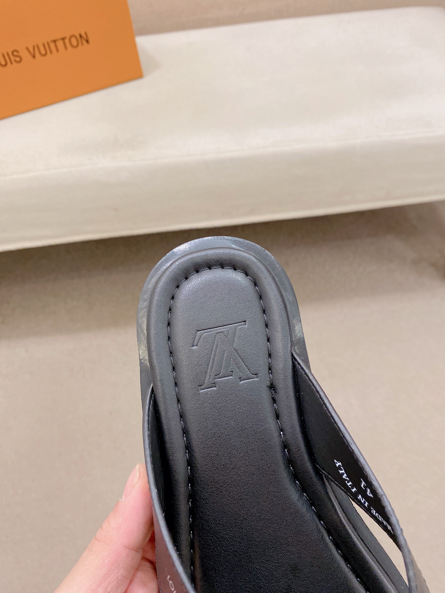 LV Style Men's Shoes style reference detail image 6 from source 780911