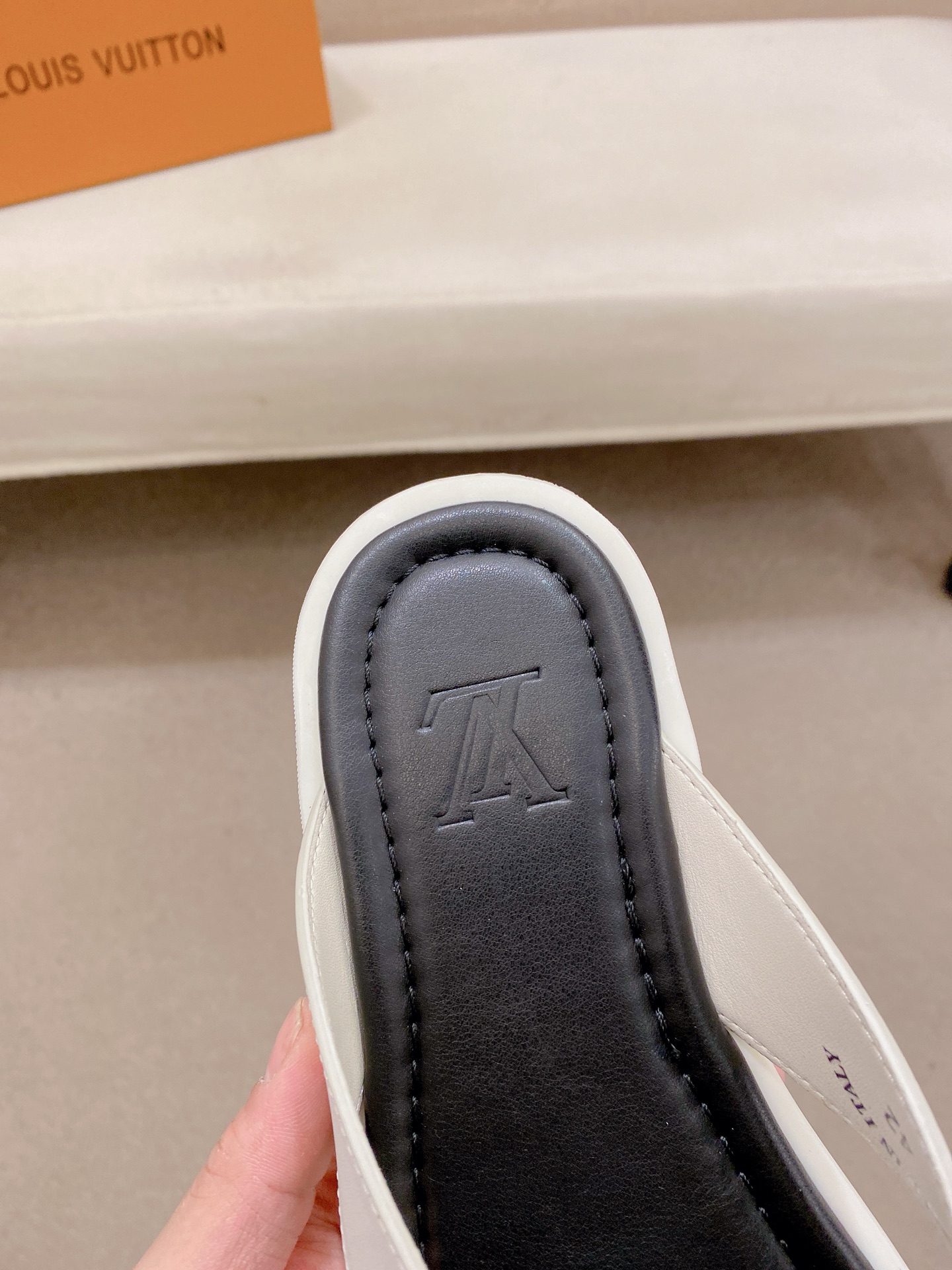 LV Style Men's Shoes style reference detail image 6 from source 780912