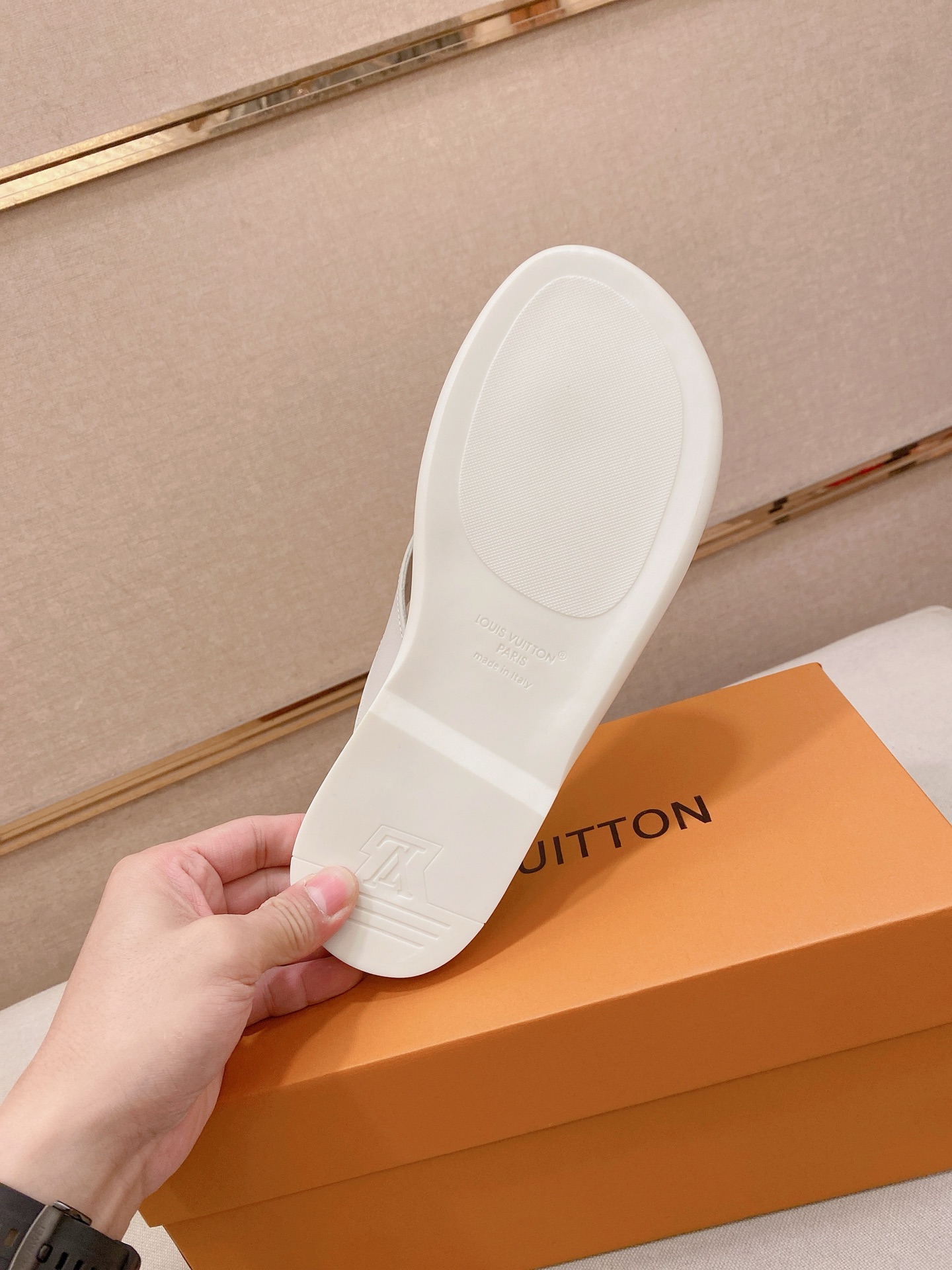 LV Style Men's Shoes style reference detail image 8 from source 780912
