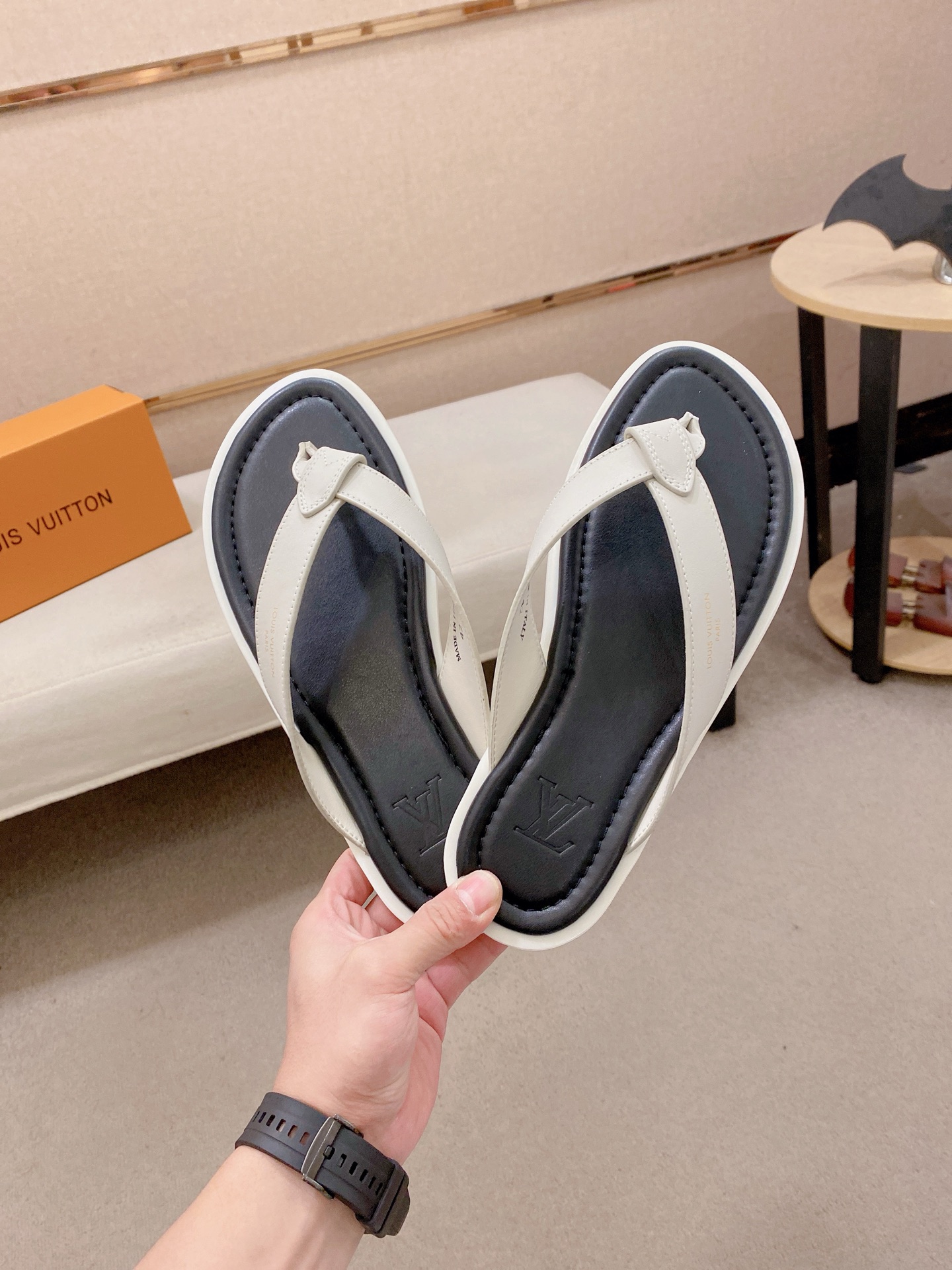 LV Style Men's Shoes style reference detail image 5 from source 780912