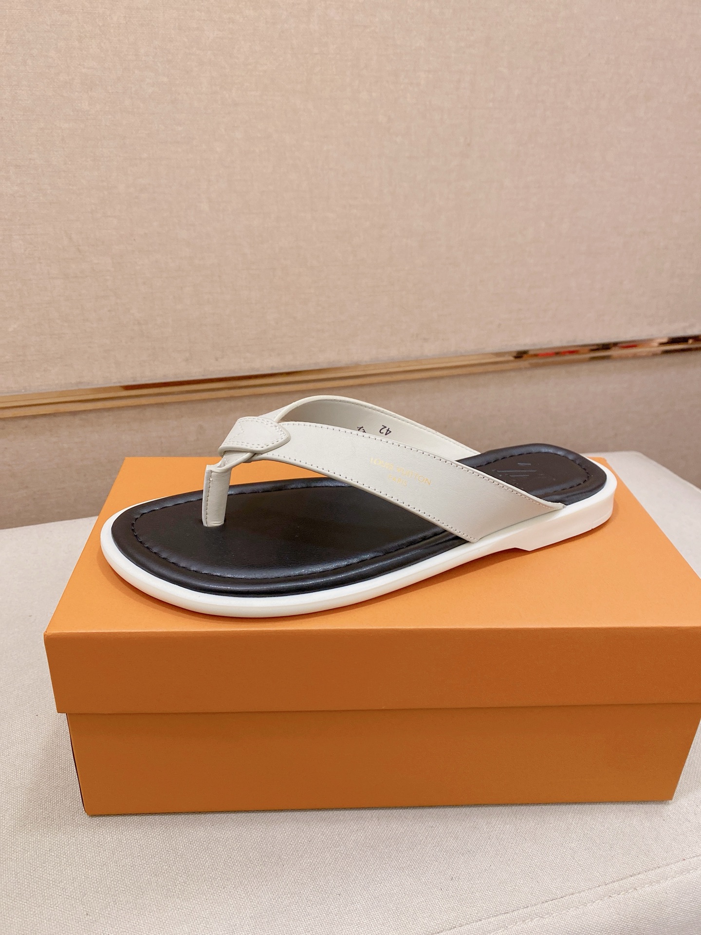 LV Style Men's Shoes style reference detail image 1 from source 780912