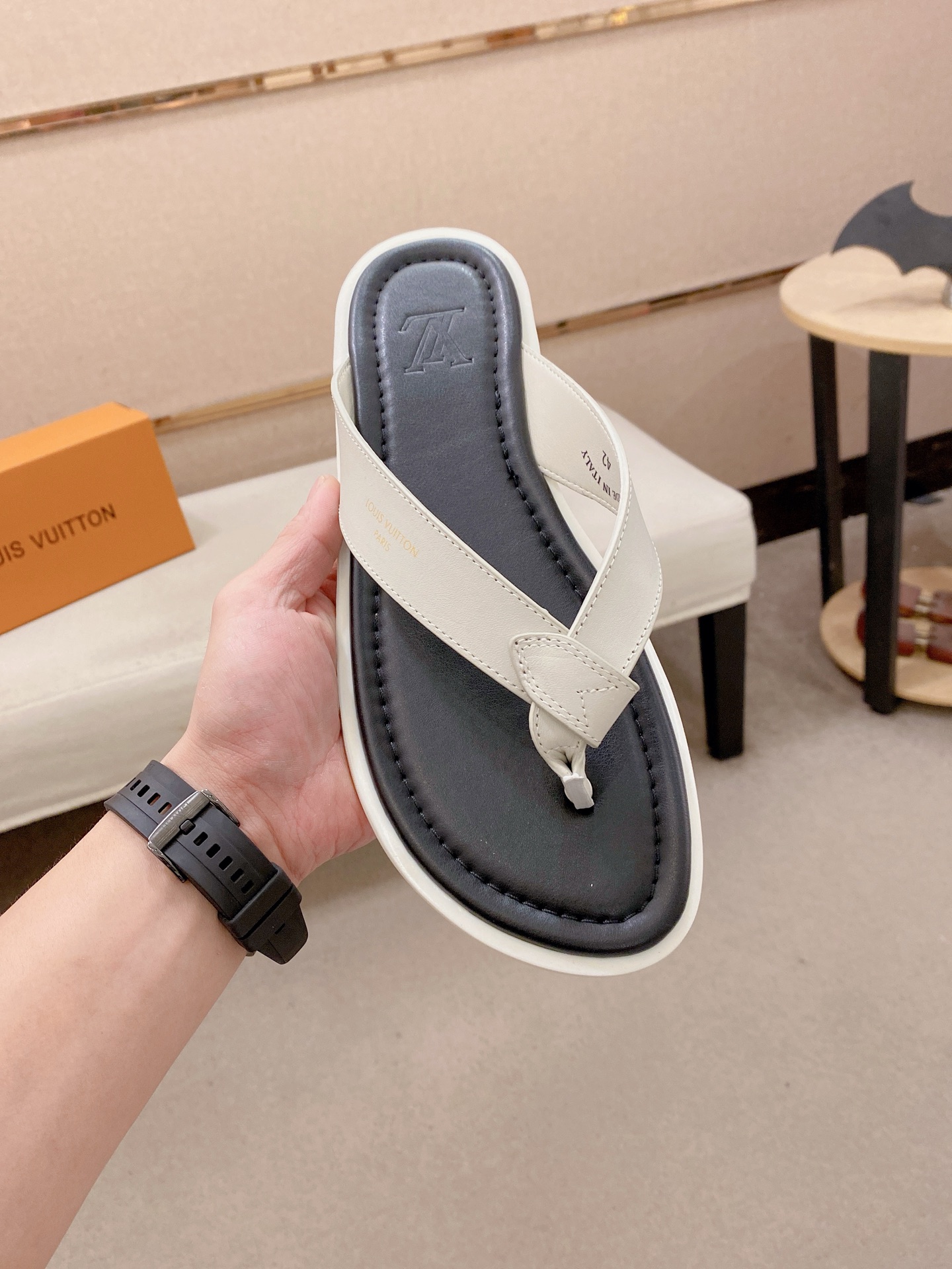LV Style Men's Shoes style reference detail image 2 from source 780912