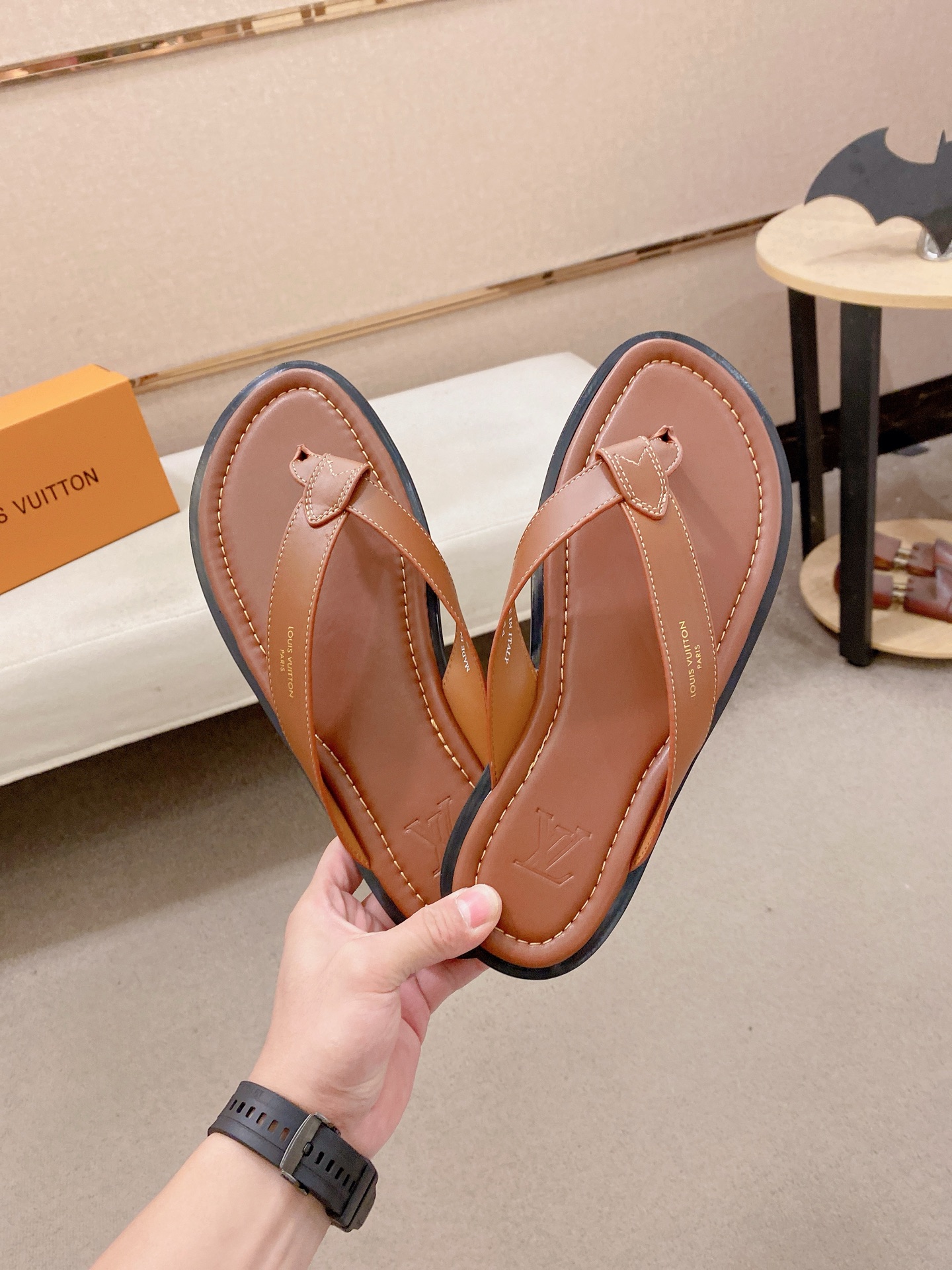 LV Style Men's Shoes style reference detail image 5 from source 780913