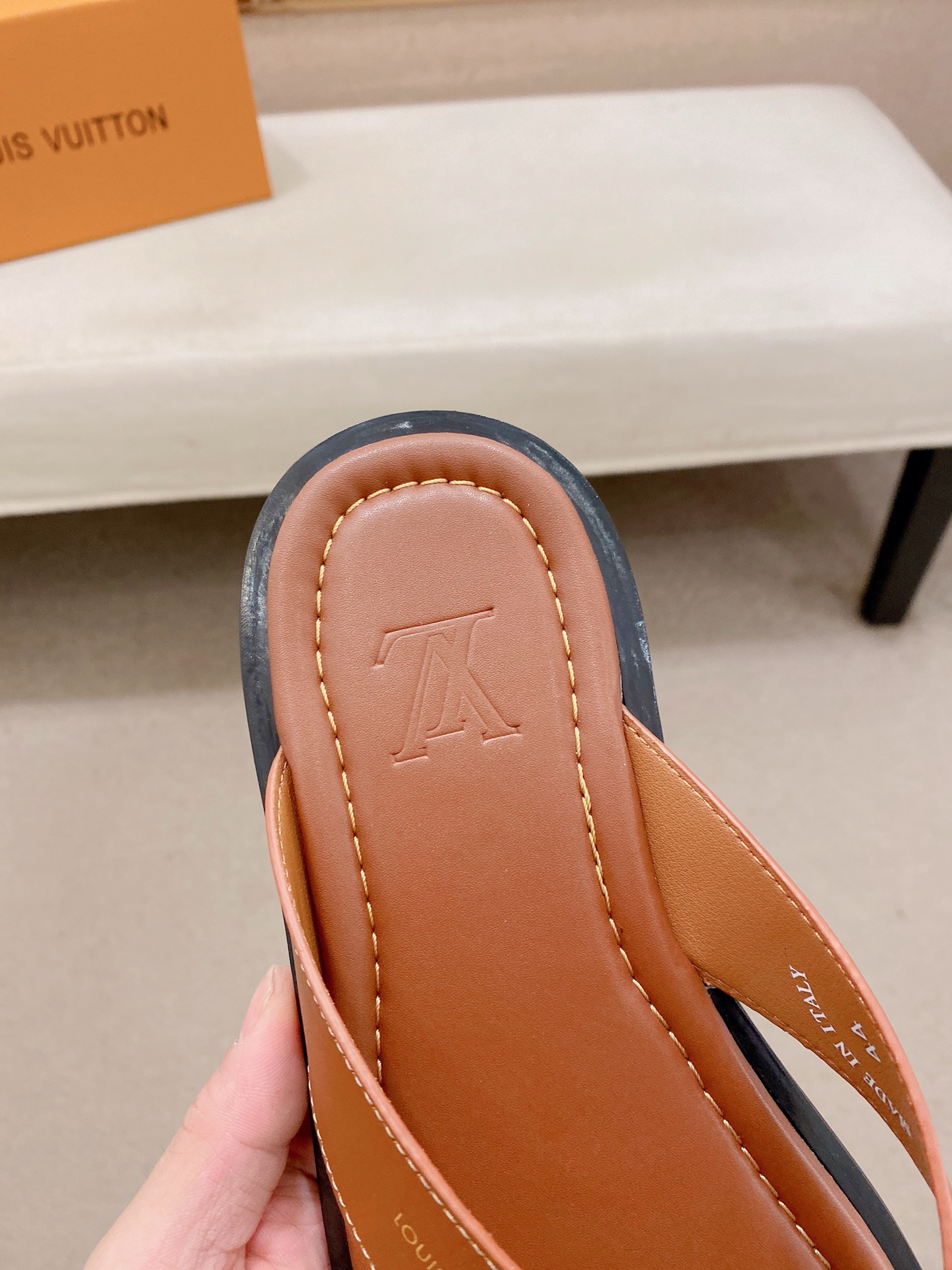 LV Style Men's Shoes style reference detail image 6 from source 780913