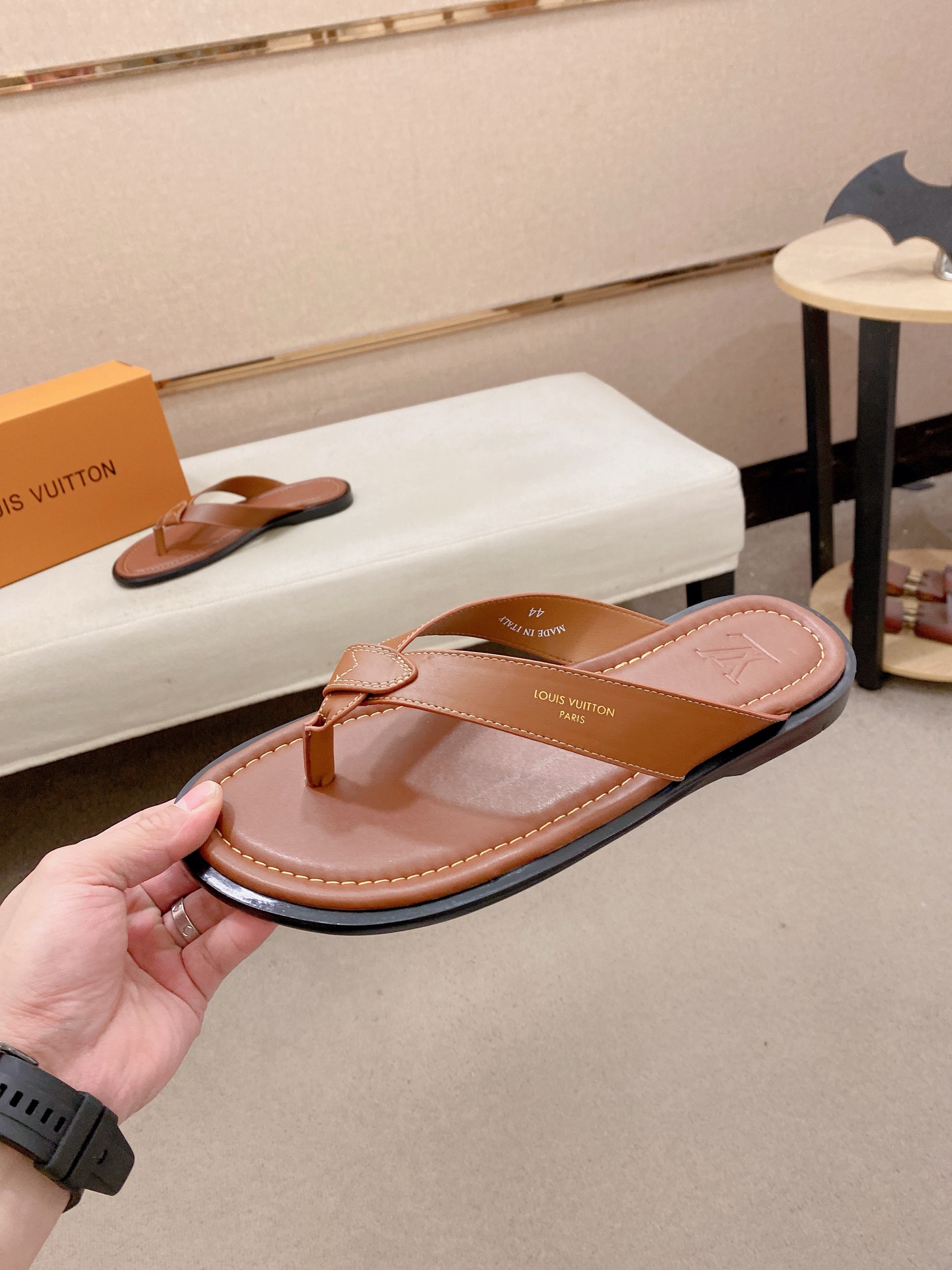 LV Style Men's Shoes style reference detail image 3 from source 780913