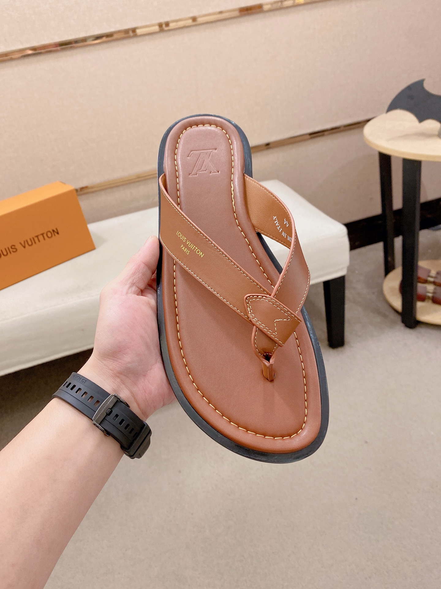 LV Style Men's Shoes style reference detail image 2 from source 780913
