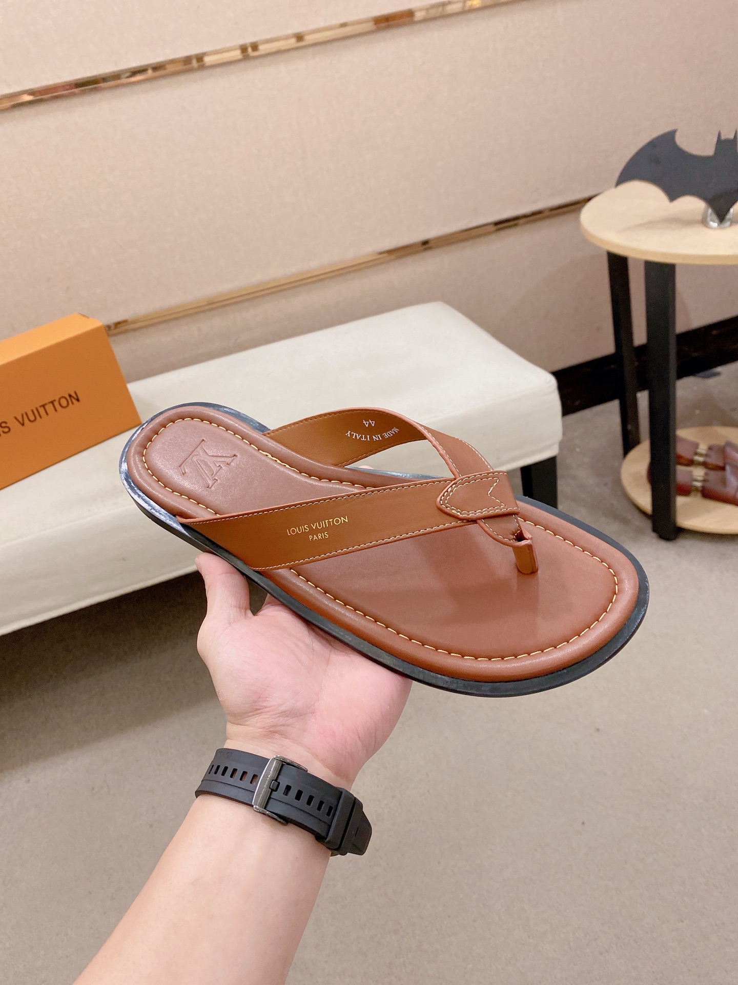 LV Style Men's Shoes style reference detail image 4 from source 780913
