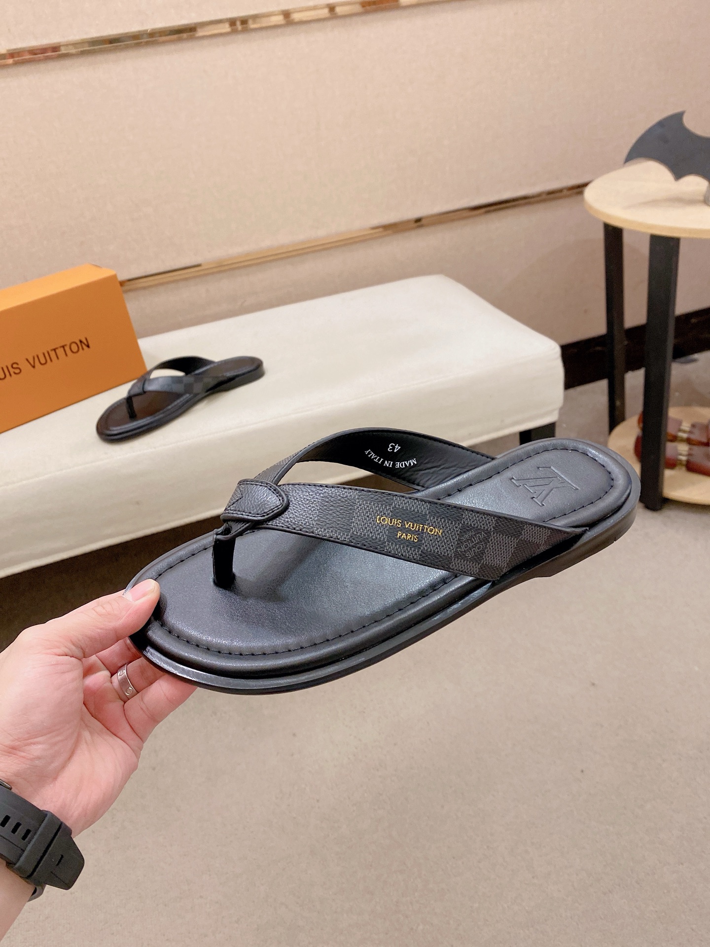LV Style Men's Shoes style reference detail image 3 from source 780914