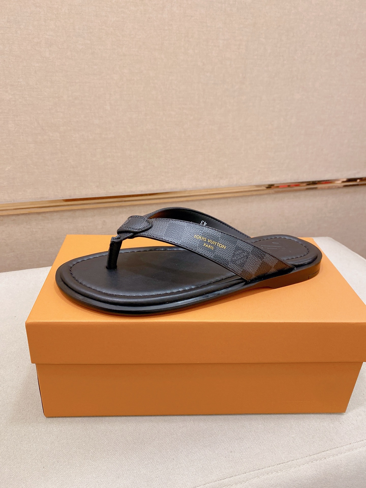 LV Style Men's Shoes style reference detail image 1 from source 780914