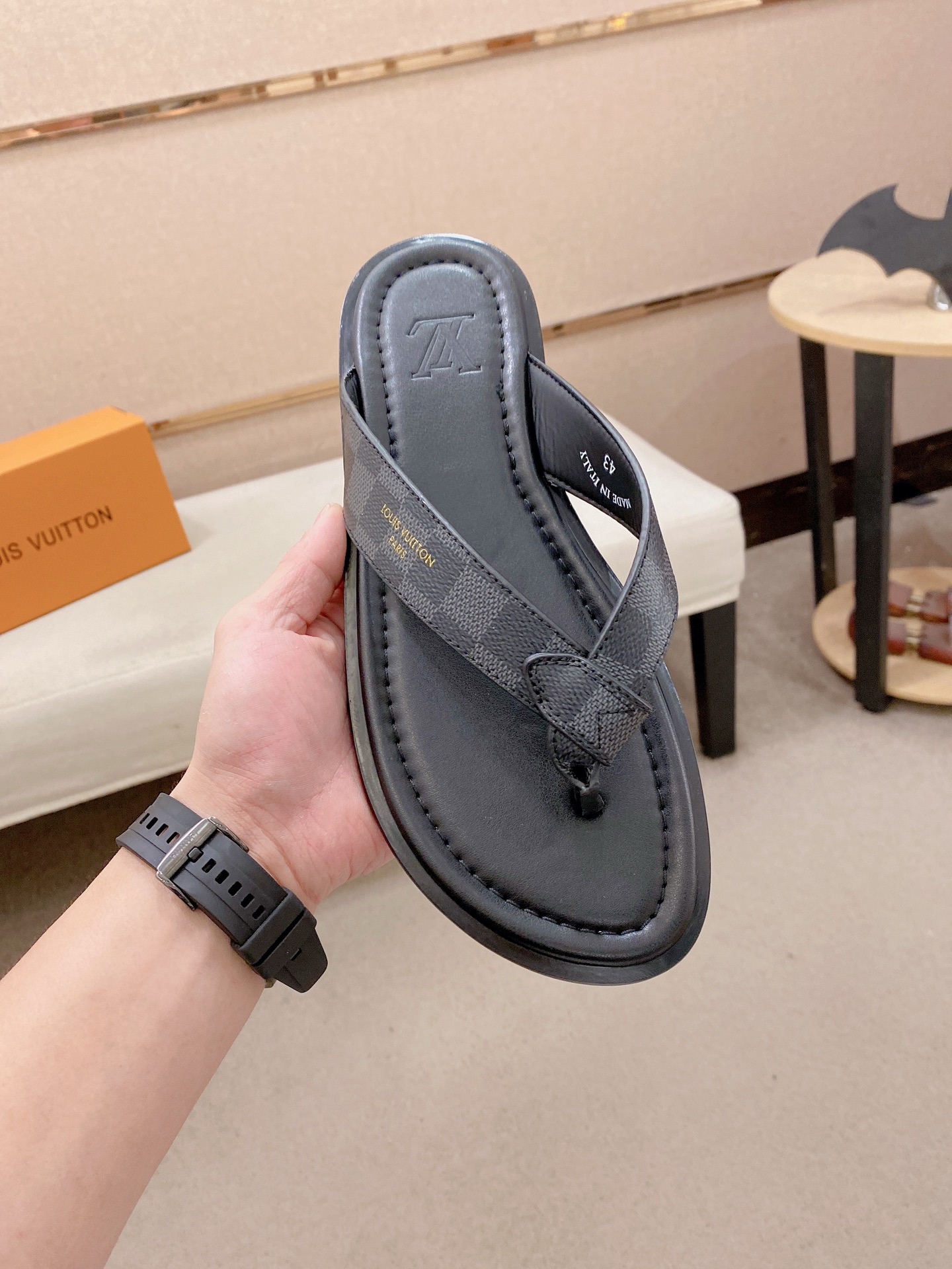 LV Style Men's Shoes style reference detail image 2 from source 780914