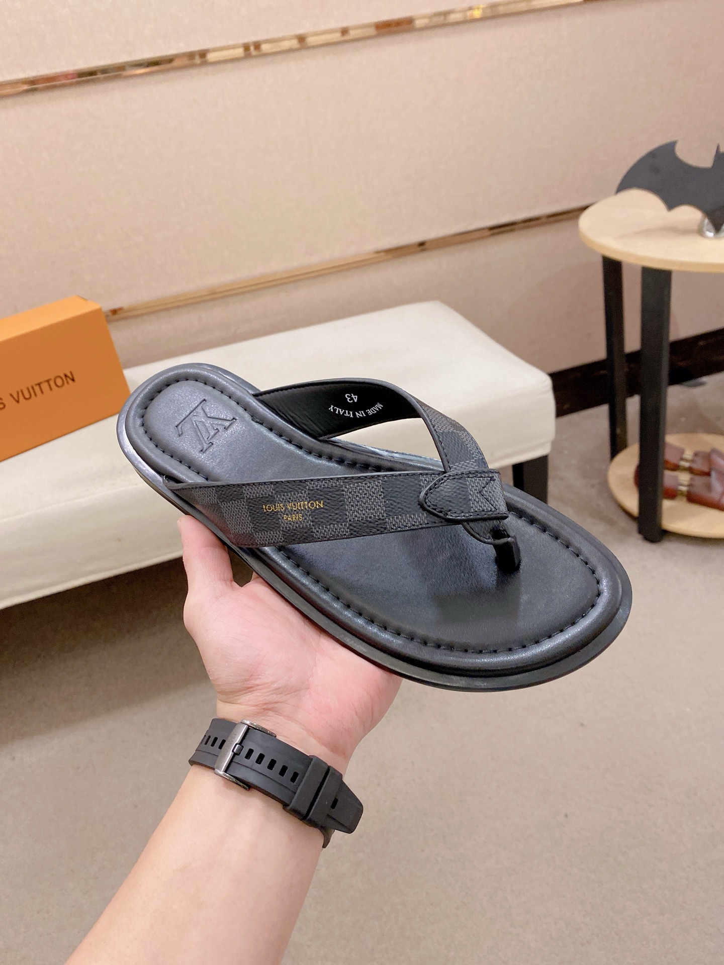 LV Style Men's Shoes style reference detail image 4 from source 780914