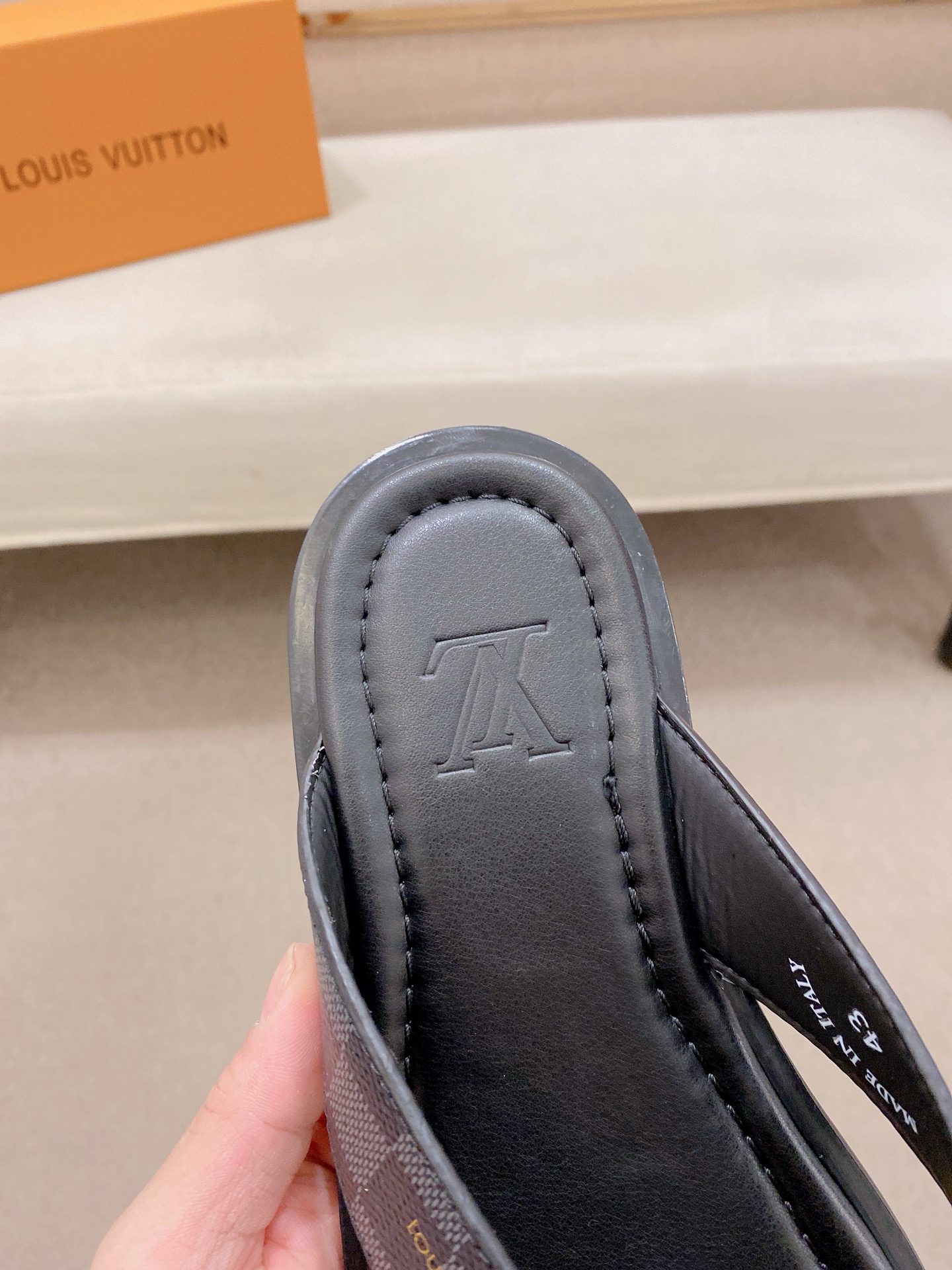 LV Style Men's Shoes style reference detail image 6 from source 780914