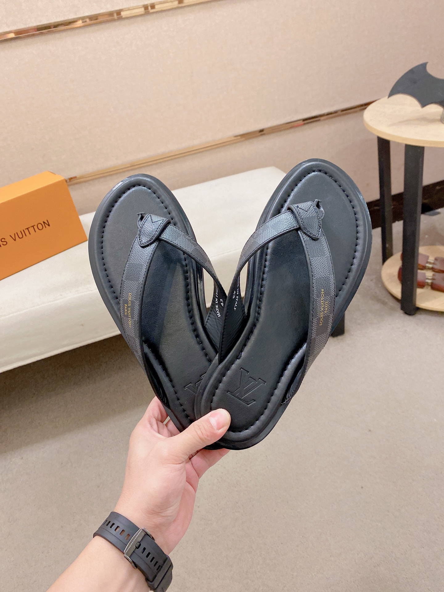 LV Style Men's Shoes style reference detail image 5 from source 780914