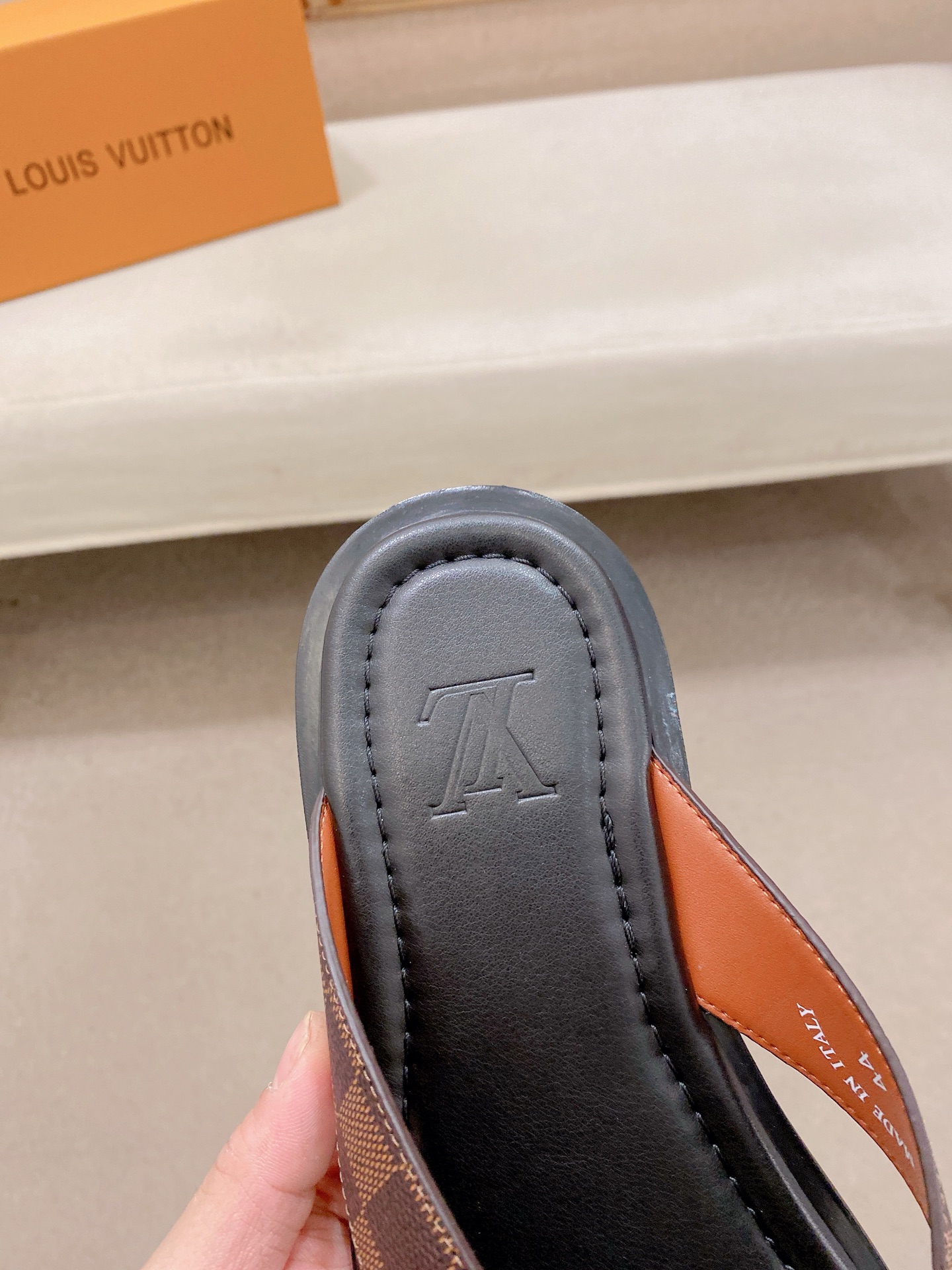 LV Style Men's Shoes style reference detail image 6 from source 780915