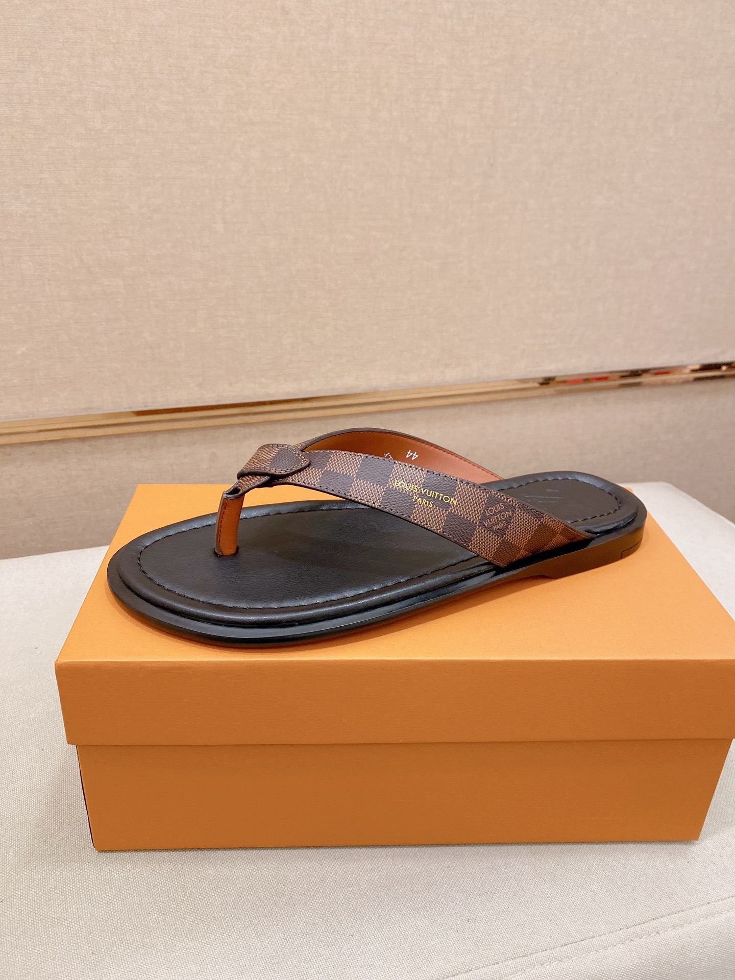 LV Style Men's Shoes style reference detail image 1 from source 780915