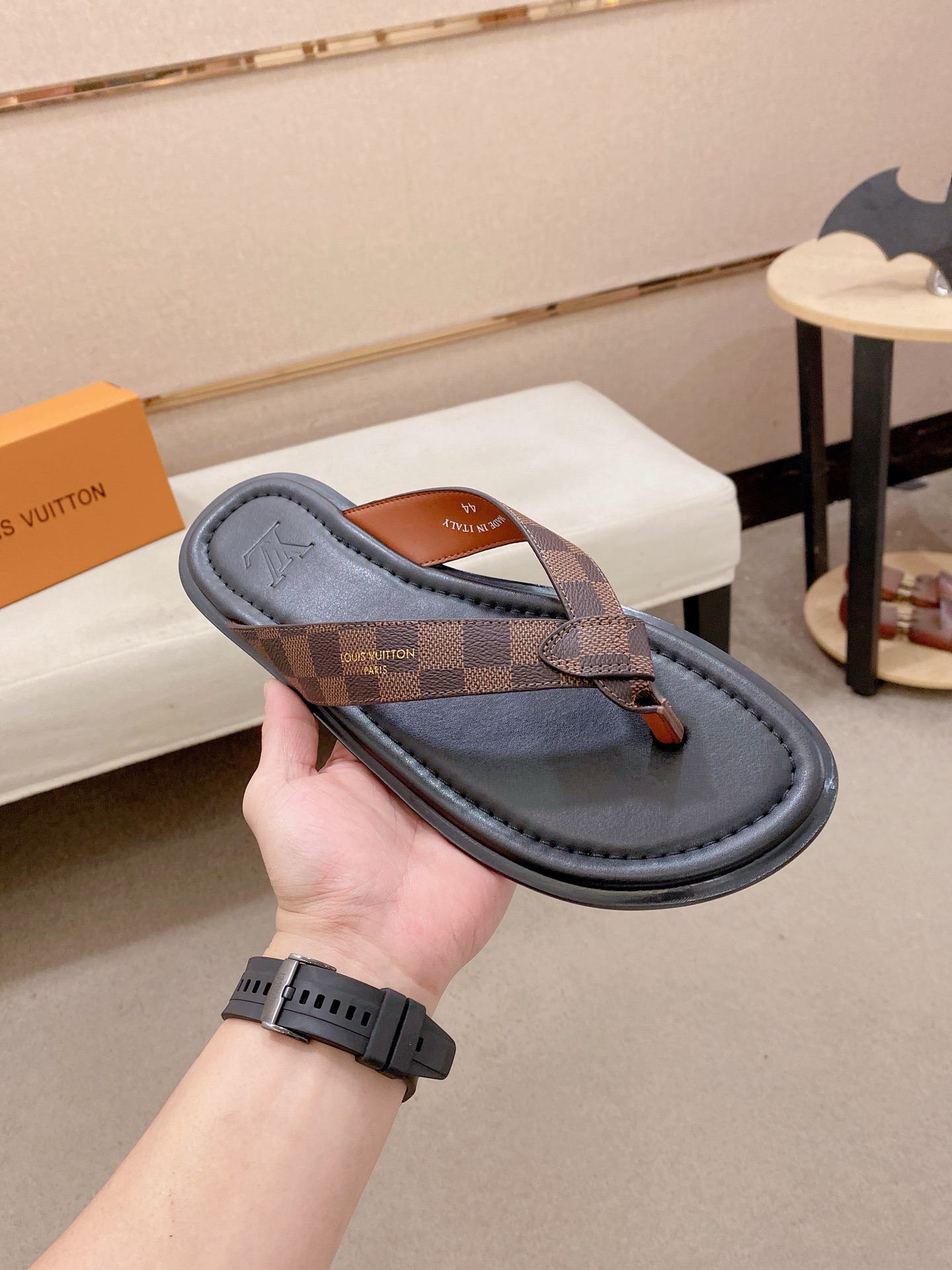 LV Style Men's Shoes style reference detail image 4 from source 780915