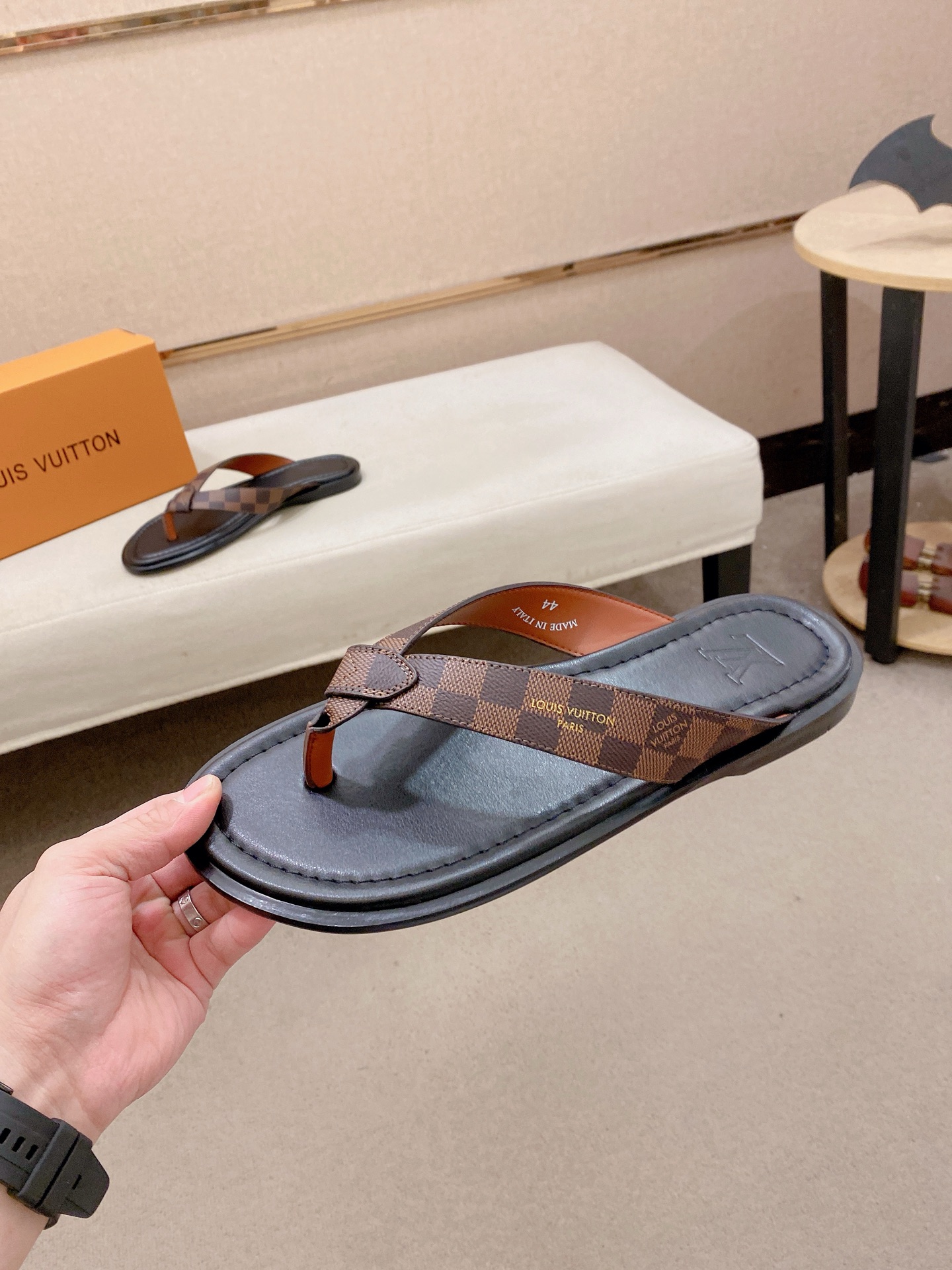 LV Style Men's Shoes style reference detail image 3 from source 780915