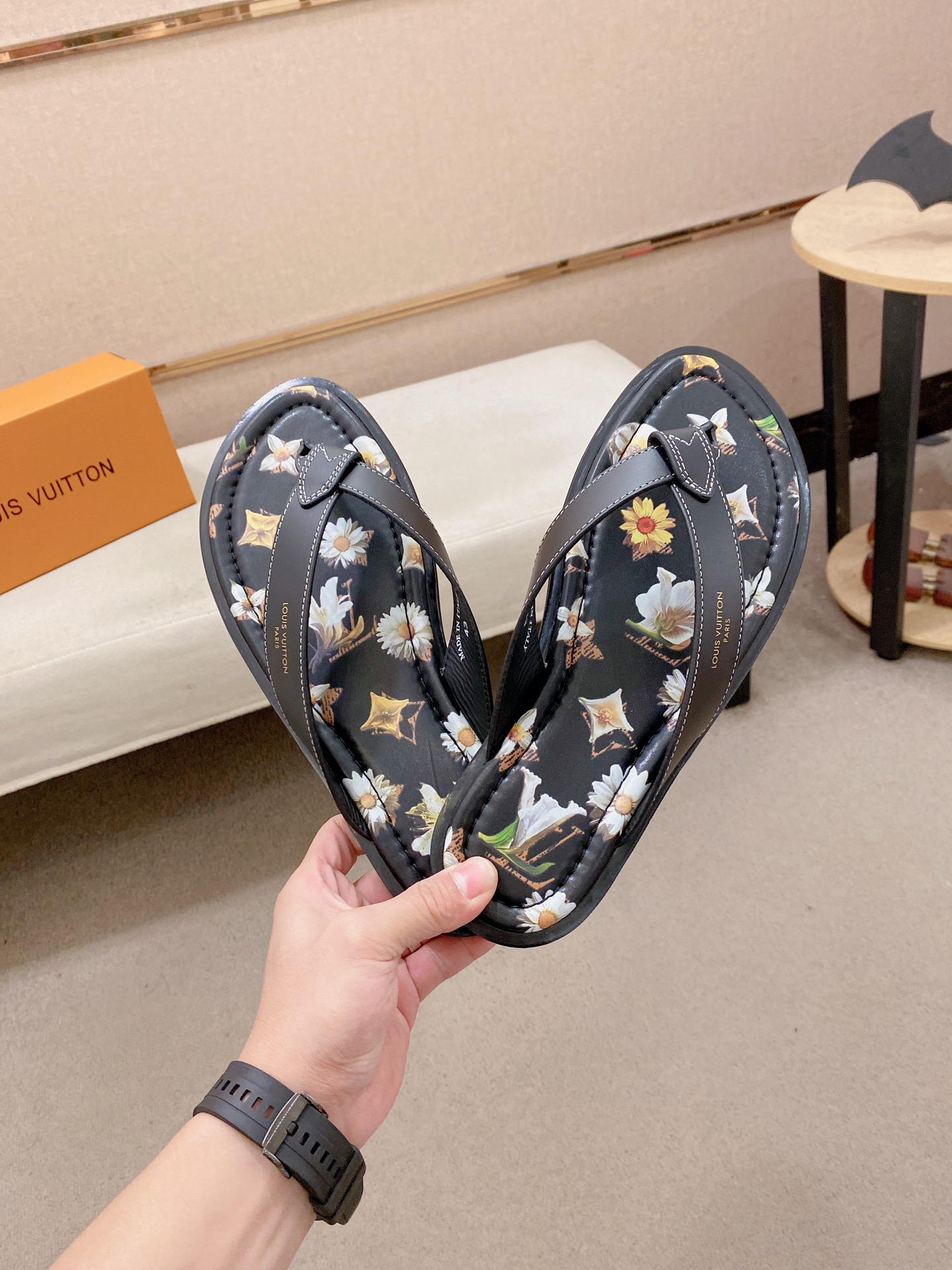 LV Style Men's Shoes style reference detail image 5 from source 780916