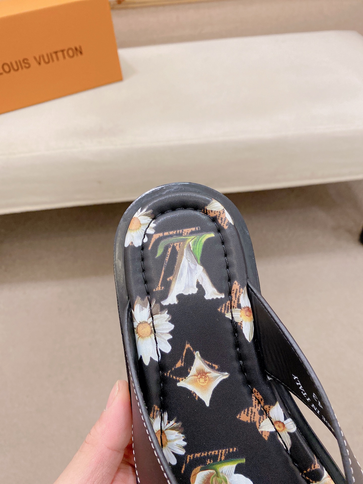 LV Style Men's Shoes style reference detail image 6 from source 780916