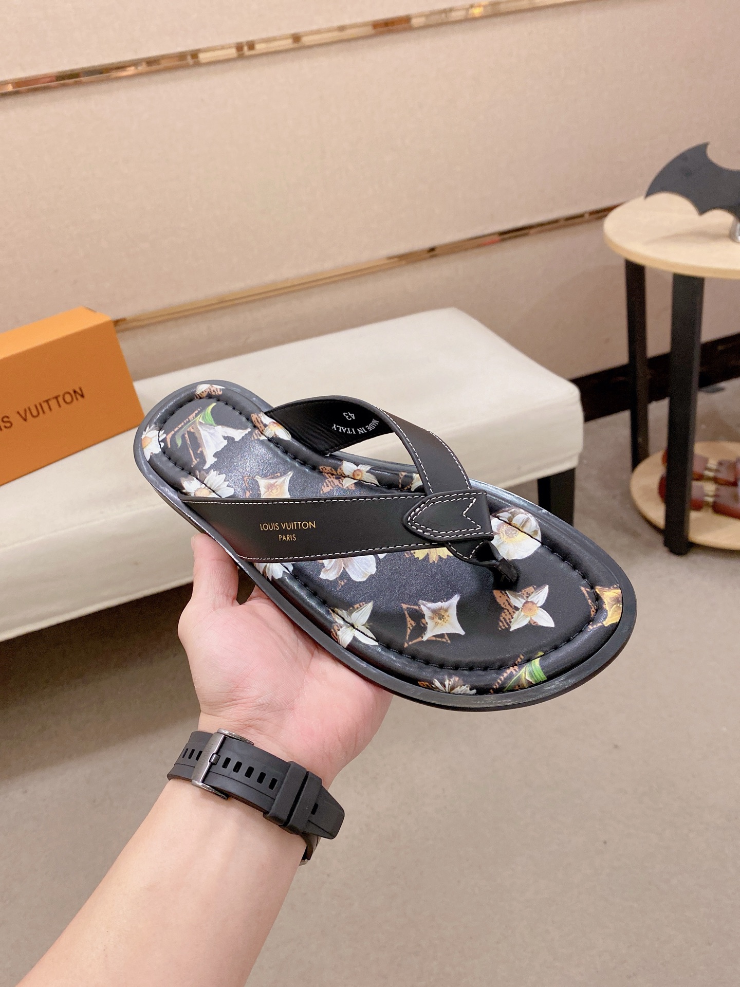 LV Style Men's Shoes style reference detail image 4 from source 780916