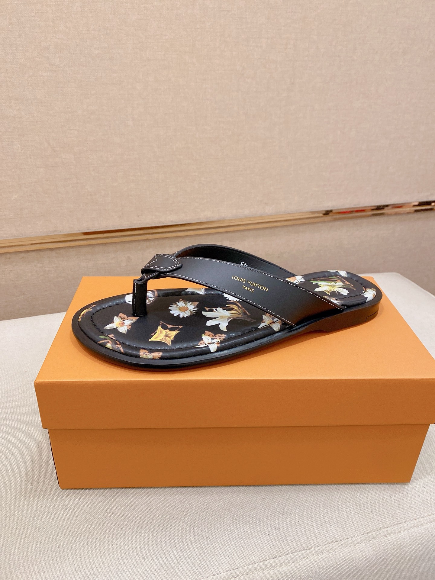 LV Style Men's Shoes style reference detail image 1 from source 780916