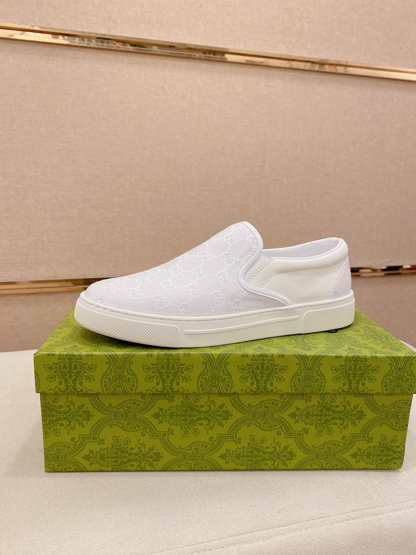 NO:831594,: (GUCCI) The latest casual and fashionable men's shoes from the official website, the popular version is simple and elegant, exclusive for trendy men. The unique official website's latest brand elements are the original Gucci decoration, fashionable and generous, the fabric is original cowhide and sheepskin lining, the official website specifies wear-resistant casual outsole, the classic model at the counter is shot in kind 38-44 (45 is custom-made and cannot be returned or exchanged),, gucci, cowhide, sheepskin19860909:（古奇GUCCI）官网最新款休闲时尚男鞋,爆款版型简洁大气,潮男专属.独有的官网最新品牌元素元素古奇原版装饰,时尚又大方,面料原版牛皮羊皮内里,官网指定耐磨休闲大底,专柜经典款实物拍摄38-44（45订做不退换）,,gucci,cowhide,sheepskin,Men's shoes