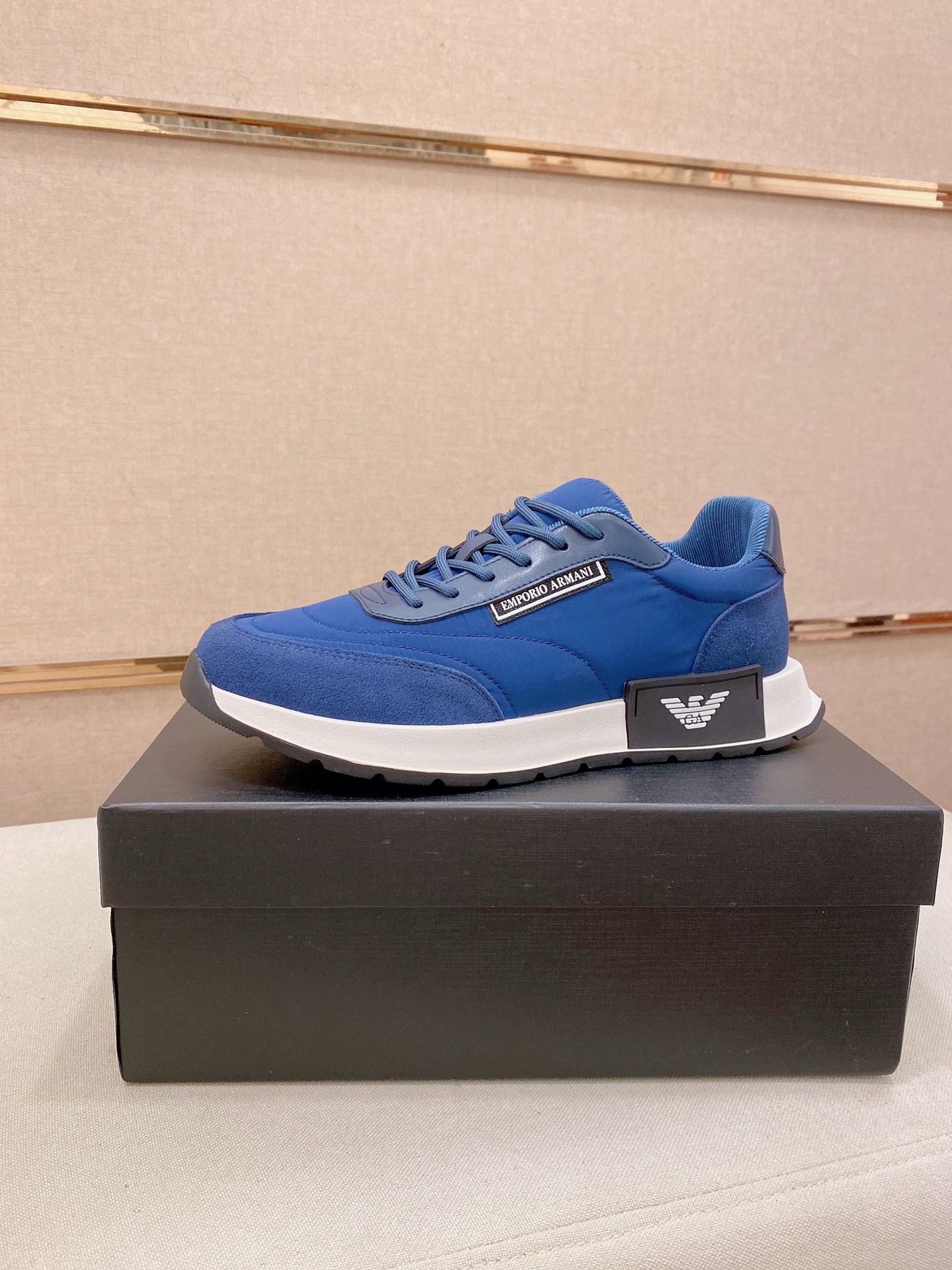 NO:831598,: Armani (Armani) official website synchronizes the latest shoe upper with imported suede cowhide and waterproof fabric. Breathable mesh-lined cowhide insole, rubber TPV combination outsole, top-notch handcrafted stitch and line workmanship, which will definitely satisfy those perfectionist men who pursue high luxury quality. A large number of sizes 38-44 are in stock.,,armani,armani,cowhide19860909: armani(阿玛尼)官网同步最新款鞋面采用进口反绒牛皮搭配防水面料.透气网内里牛皮鞋垫,橡胶 tpv 组合大底,顶级手工一针一线做工精细绝对满足那些追求高奢品质的完美主义型男 38—44码大量现货.,,armani,armani,cowhide,Men's shoes