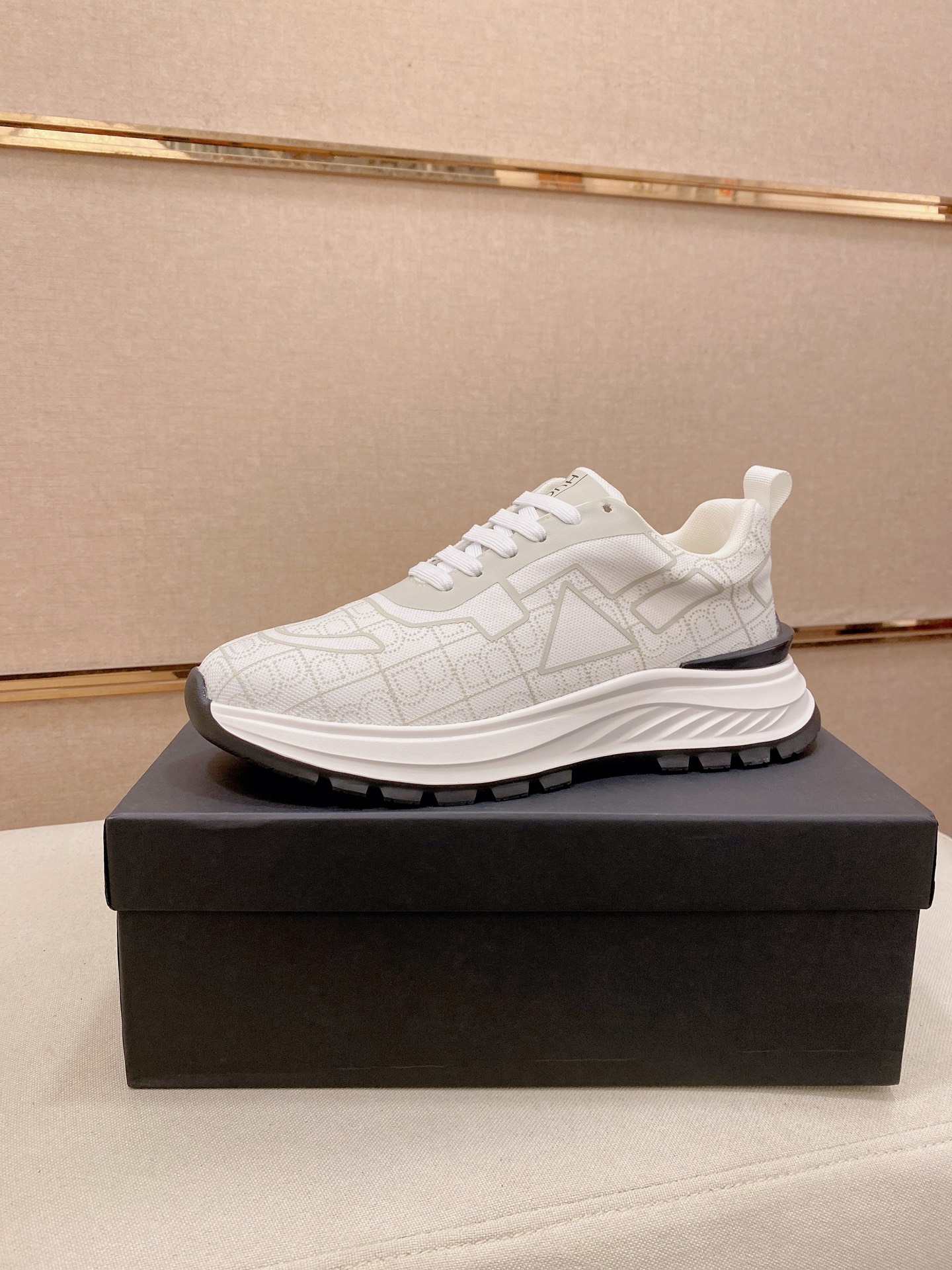 NO:832768,: [BOSS] The latest casual men's shoes, welcome to 1:1 comparison, the most popular BOSS Hong Kong counter casual shoes, counter quality, support inspection, high-quality workmanship, the upper is made of fly-woven Epoxy fabric imported from Italy, breathable mesh lining, original fashionable sports outsole, casual fashion, high-end quality, code number 38-44 (can be customized to 45),19860909:【BOSS】最新休闲男鞋,欢迎1:1对比,爆单款BOSS香港专柜休闲鞋,专柜品质,支持验货,优质做工,鞋面采用意大利进口飞织滴胶面料,透气网内里,原版时尚运动大底 ,休闲时尚,高端品质,码数38-44（可订做45）,,Men's shoes