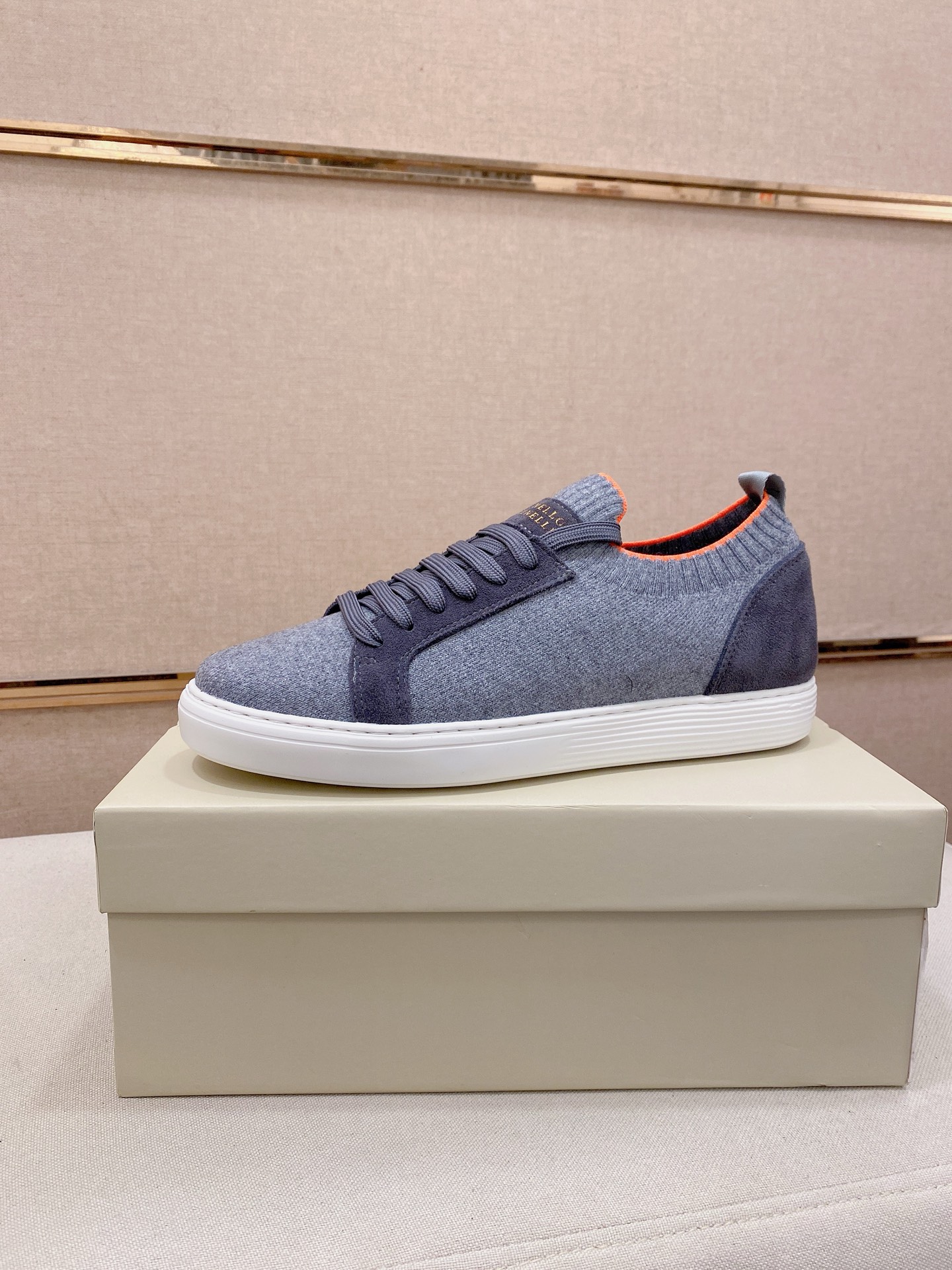 NO:832711,Brunello Cucinelli BC men's suede leather and knitted sneakers!  Spring new model Classic suede leather toe wrapping design Light and elastic knitted upper Comfortable fit for the foot Suede leather laces of the same color Patch decoration Classic badge logo tongue Rear webbing strap High elastic elastic collar slip-on style Easy to put on and take off Standard leather feet can be pulled out No shoe lining Light white and yellow contrast stitching sole Standard sports shoe version Tight contours on both sides of the shoe Awesome in kind, a very stylish one  Simple dark color, versatile on the upper and toes, showing temperament, size 38-39-40-41-42-43-44, brunello cucinelli, sneakers19860909Brunello Cucinelli BC男士反绒皮革拼接针织物运动鞋！ 春季新款 经典反绒皮革鞋头包裹设计 轻盈且富有弹性的针织鞋面 舒适贴合脚型 同色系反绒皮革系带 贴装饰 经典徽章标识鞋舌 后置织带提鞋环带 高弹松紧鞋口套穿风格 穿脱方便 可抽出标配真皮垫脚 无鞋衬 轻盈白色黄色撞色拼接鞋底 标准运动鞋版型 鞋子两侧呈现紧致轮廓 实物超赞 非常有型的一款 简朴暗色系 上脚百搭显气质, 尺码38-39-40-41-42-43-44,,brunello cucinelli,sneakers,Men's shoes